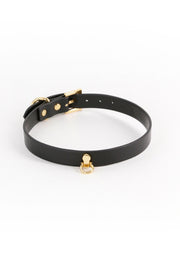 Collier en cuir noir élégant avec boucle dorée. Accessoire de mode sophistiqué et ajustable.; Elegante zwarte leren halsband met gouden gesp. Verfijnd en verstelbaar modeaccessoire.; Elegant black leather collar with gold buckle. Sophisticated and adjustable fashion accessory.