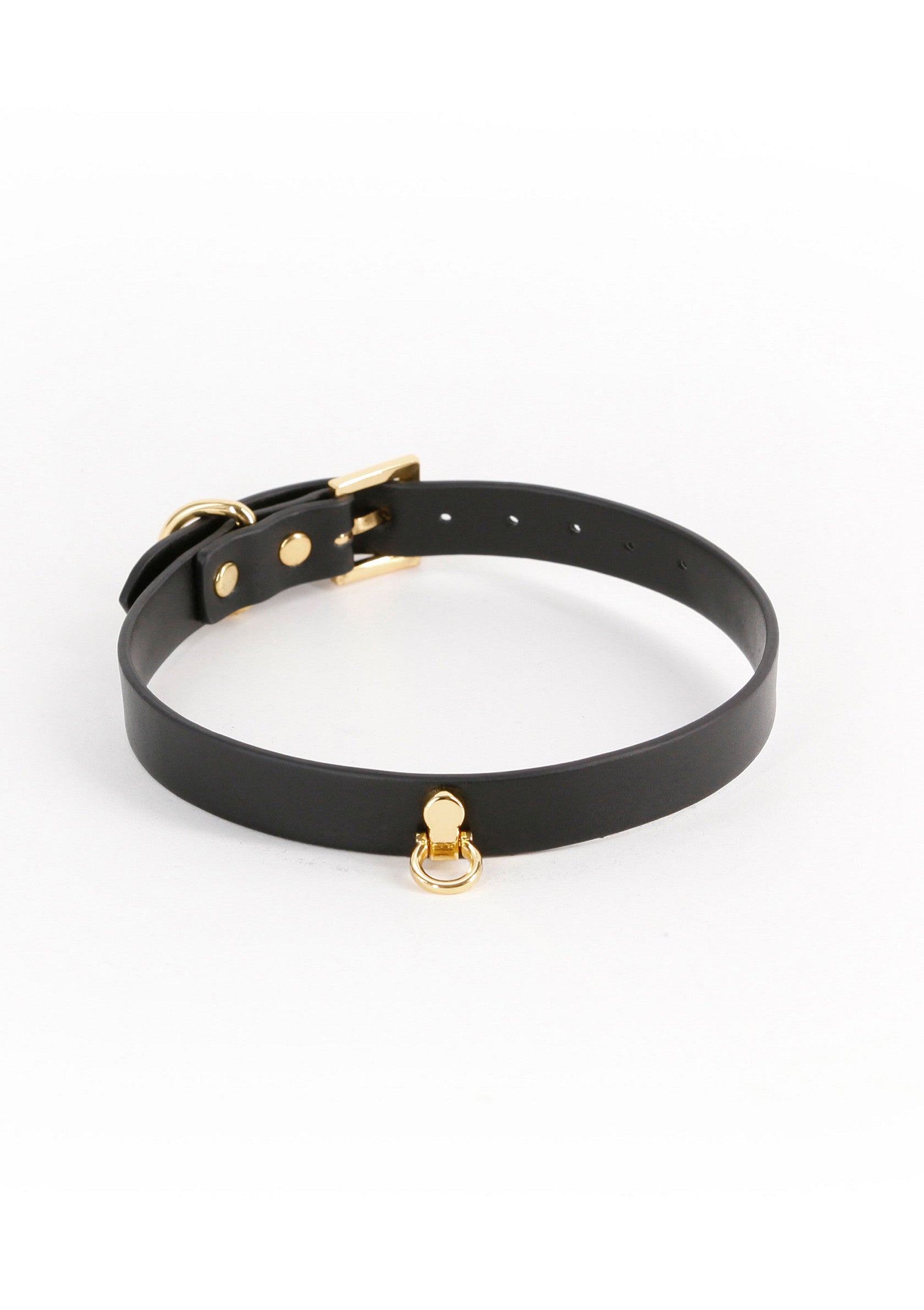 Collier en cuir noir élégant avec boucle dorée. Accessoire de mode sophistiqué et ajustable.; Elegante zwarte leren halsband met gouden gesp. Verfijnd en verstelbaar modeaccessoire.; Elegant black leather collar with gold buckle. Sophisticated and adjustable fashion accessory.