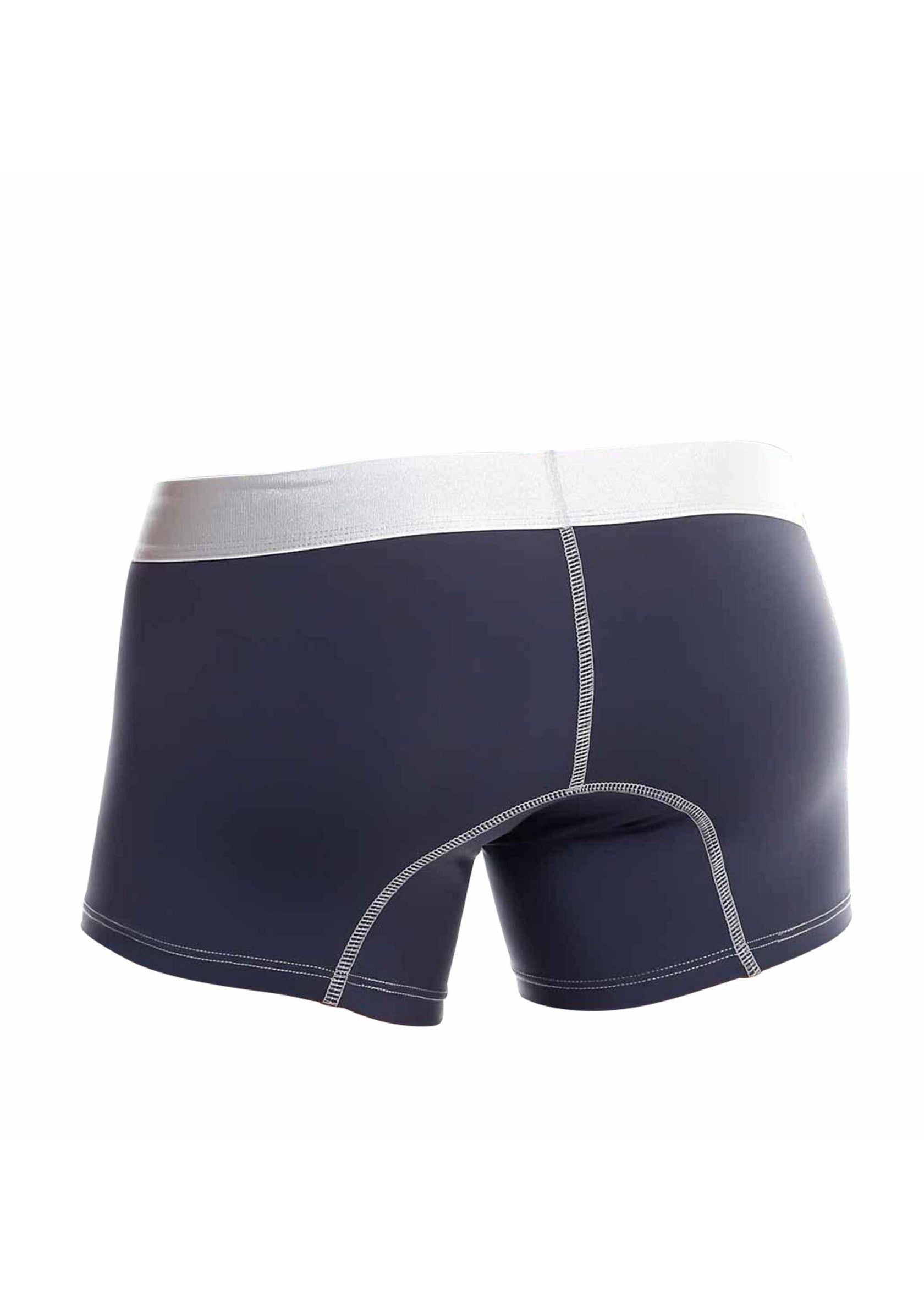 Boxer de bain homme marine et blanc. Élégant et confortable pour la natation et les sports nautiques.; Marineblauwe heren zwem boxer met witte details. Stijlvol en comfortabel voor zwemmen en watersporten.; Navy men's swim trunks with white accents. Stylish and comfortable for swimming and water sports.