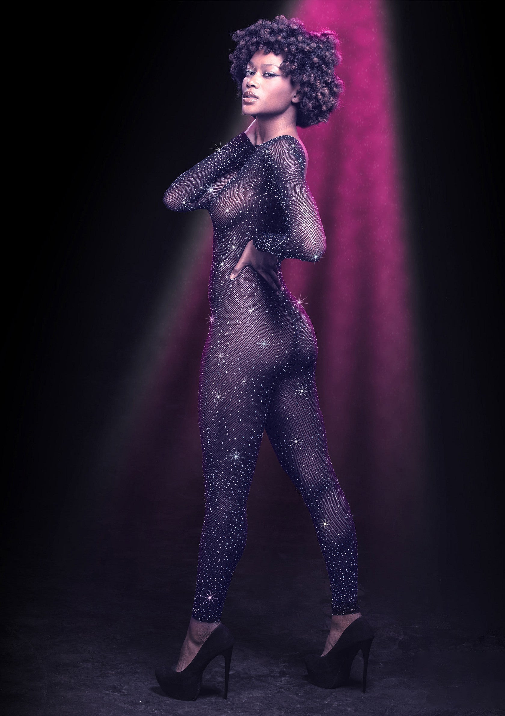 Combinaison brillante pour une soirée étincelante. Élégance et glamour assurés !; Glanzende jumpsuit voor een sprankelende avond. Gegarandeerde elegantie en glamour!; Sparkling jumpsuit for a dazzling evening. Guaranteed elegance and glamour!