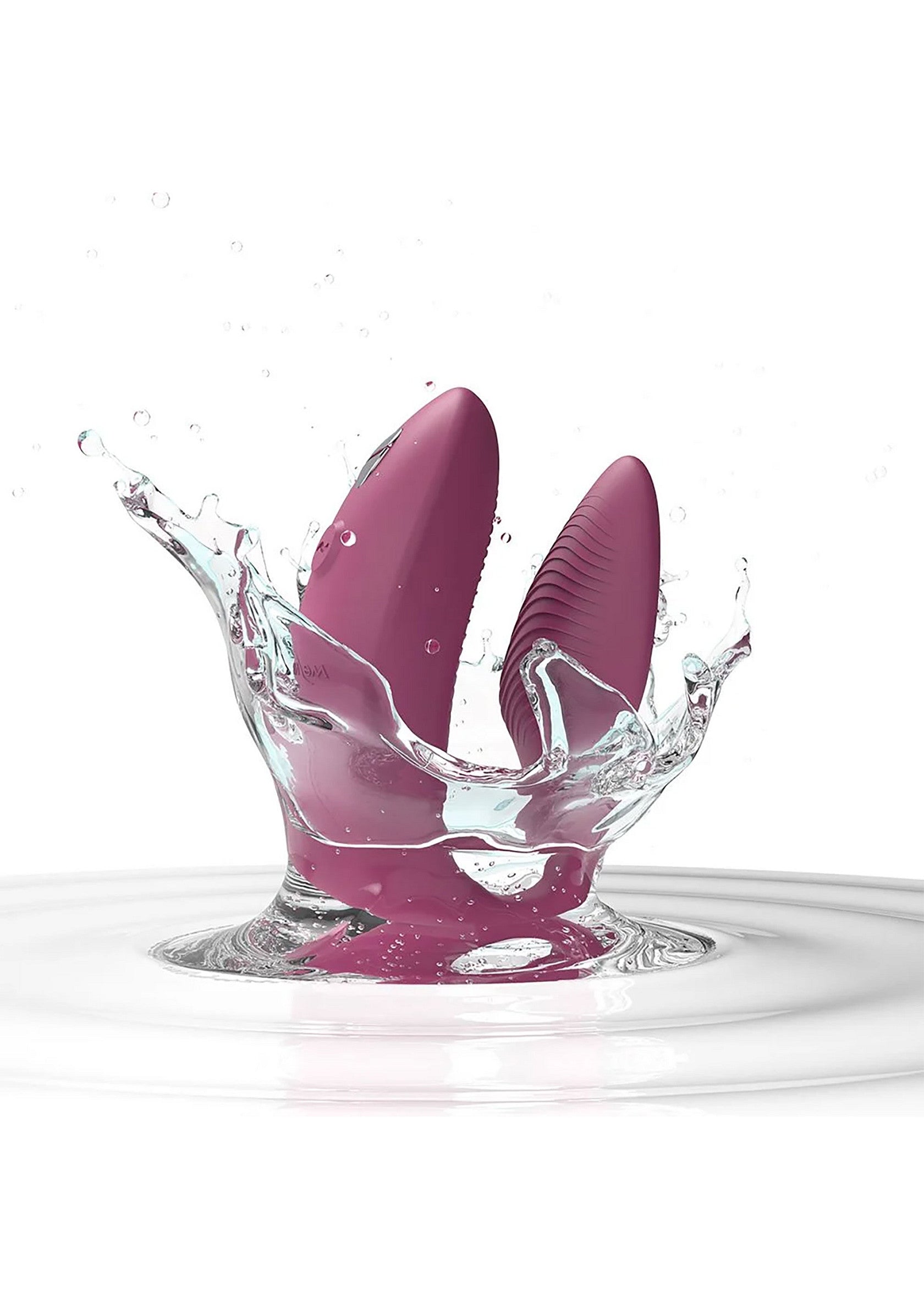 Vibromasseur de couple étanche en silicone rose, plongeant dans l'eau.; Waterdichte roze siliconen koppel vibrator, ondergedompeld in water.; Waterproof pink silicone couple vibrator, submerged in water.