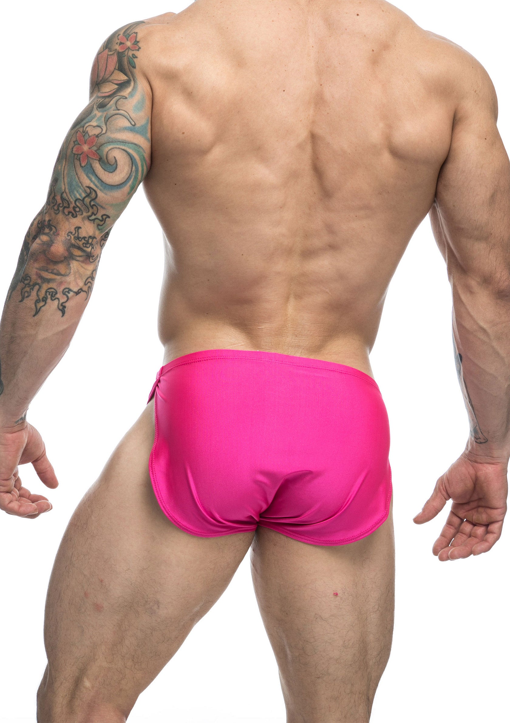 Slip de bain rose vif pour homme, coupe sportive, idéal pour la natation et le bronzage.; Felroze zwemslip voor heren, sportieve snit, ideaal om te zwemmen en te zonnen.; Bright pink men's swim brief, sporty cut, perfect for swimming and tanning.