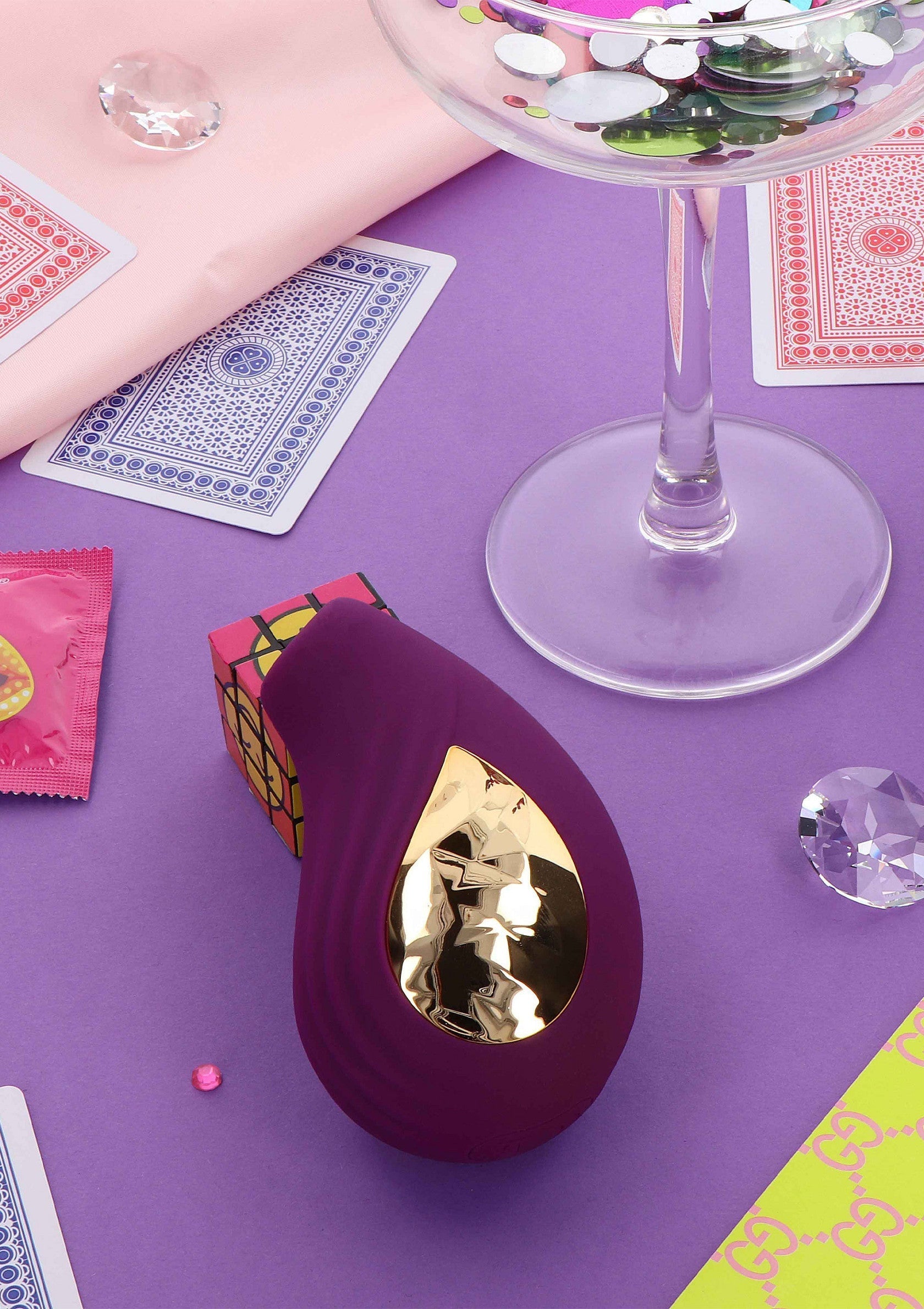 Vibromasseur de luxe violet avec détails dorés, idéal pour une expérience intime et amusante.; Paarse luxe vibrator met gouden details, perfect voor een intieme en leuke ervaring.; Purple luxury vibrator with gold accents, perfect for a fun and intimate experience.