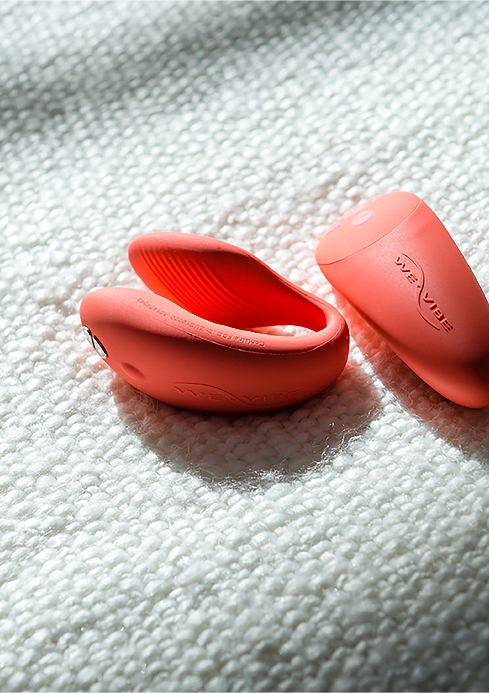 We-Vibe Tango X en corail, pour une exploration intime. Découvrez le plaisir sans limites avec ce vibromasseur élégant.; We-Vibe Tango X in koraal, voor intieme verkenning. Ontdek grenzeloos plezier met deze elegante vibrator.; Coral We-Vibe Tango X for intimate exploration. Discover boundless pleasure with this sleek vibrator.