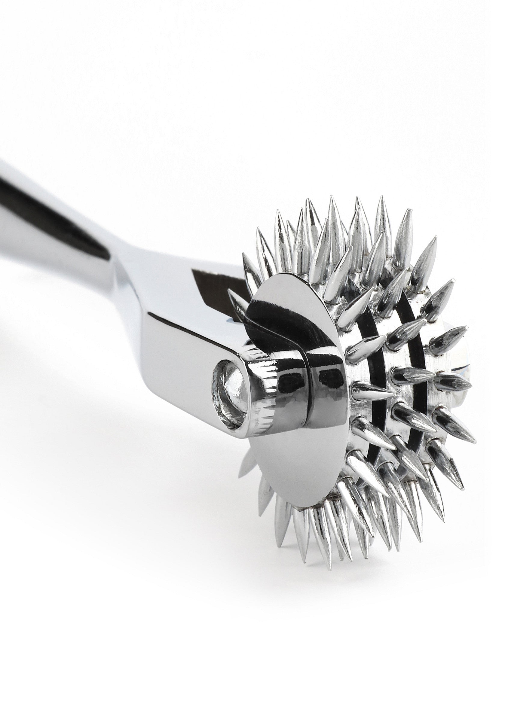 Roue de Wartenberg en métal chromé pour stimulation sensorielle intense.; Wartenberg rad van verchroomd metaal voor intense zintuiglijke stimulatie.; Chrome metal Wartenberg wheel for intense sensory stimulation.