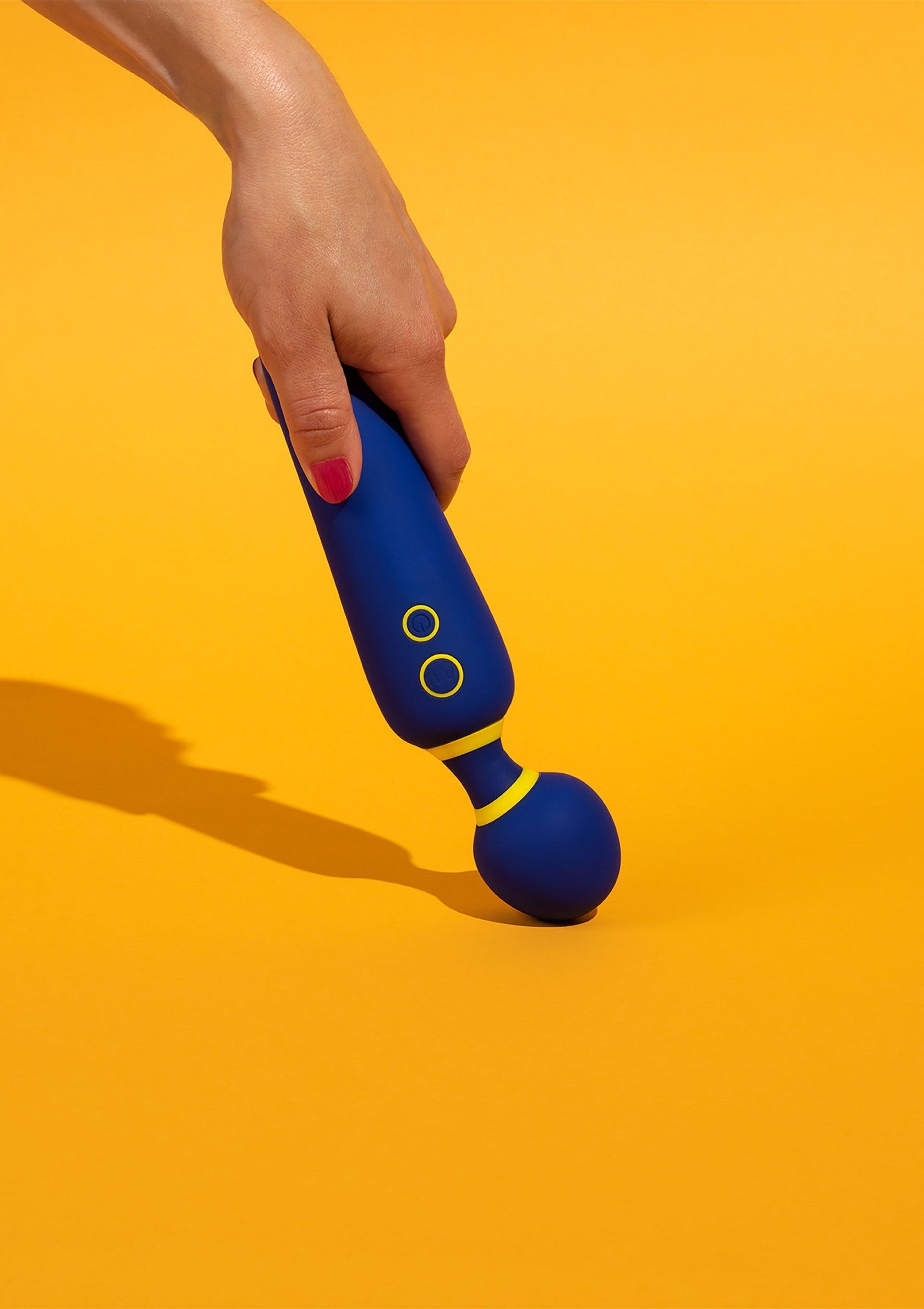 Masseur vibrant bleu et jaune pour le plaisir personnel. Design élégant sur fond jaune vif. Découvrez le plaisir ultime !; Blauw en geel vibrerend massageapparaat voor persoonlijk genot. Strak design op een felgele achtergrond. Ervaar ultiem plezier!; Blue and yellow vibrating massager for personal pleasure. Sleek design on a bright yellow background. Experience ultimate pleasure!