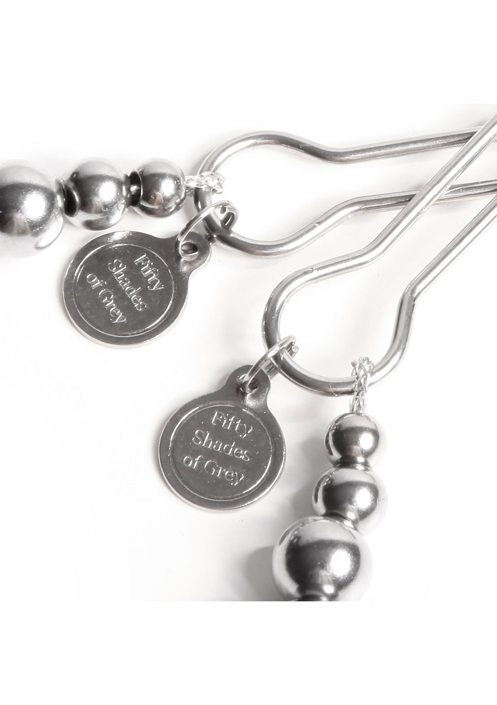 Fifty Shades of Grey - Pinces à tétons avec perles en acier inoxydable pour une expérience coquine et sensuelle.; Fifty Shades of Grey tepelklemmen met stalen kralen voor een ondeugende en sensuele ervaring.; Fifty Shades of Grey nipple clamps with steel beads for a naughty and sensual experience.