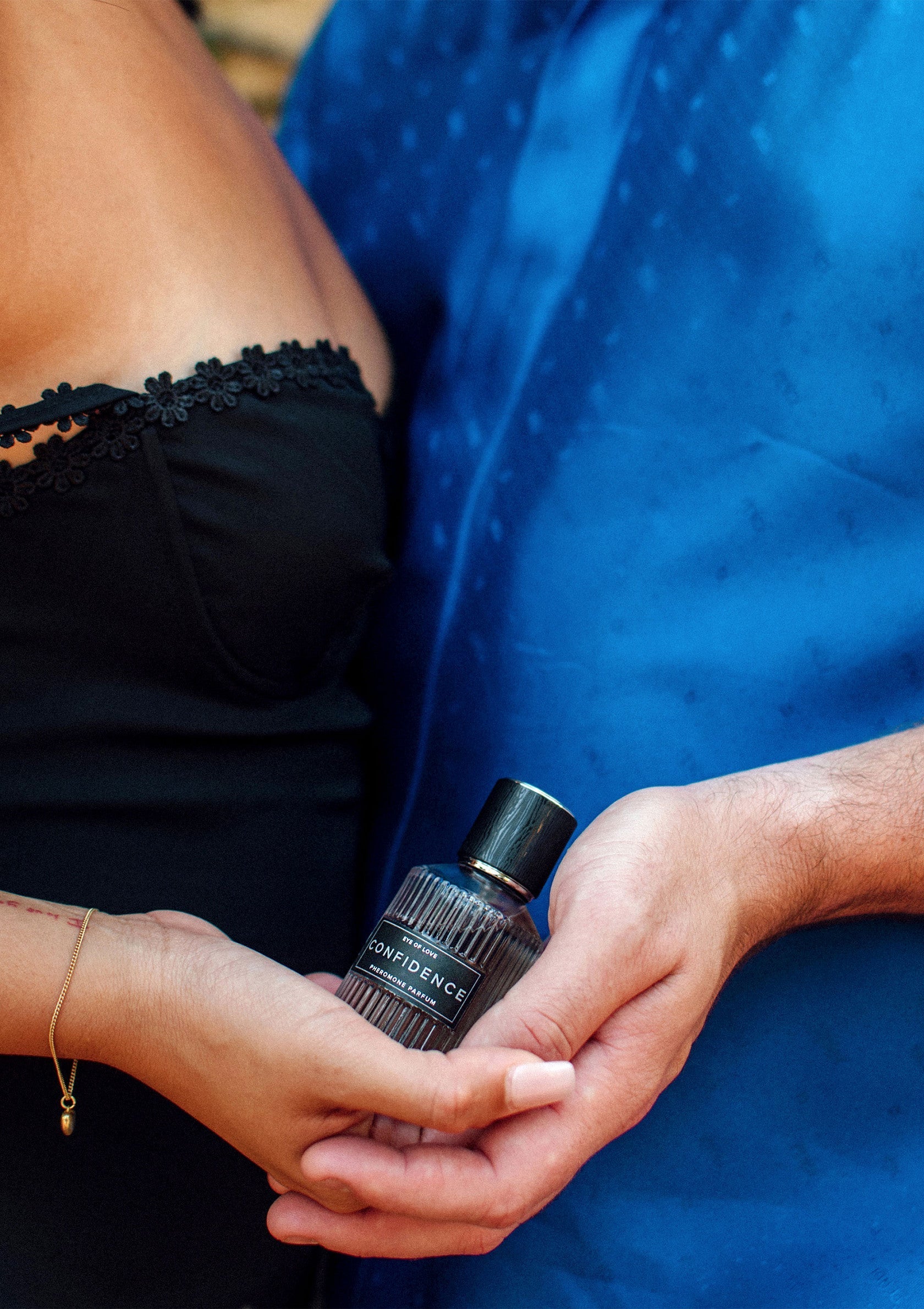 Parfum Confidence : un parfum audacieux pour affirmer votre assurance et votre style. Découvrez-le dès maintenant!; Confidence parfum: een gedurfde geur om je zelfvertrouwen en stijl te bevestigen. Ontdek het nu!; Confidence perfume: a bold scent to affirm your confidence and style. Discover it now!