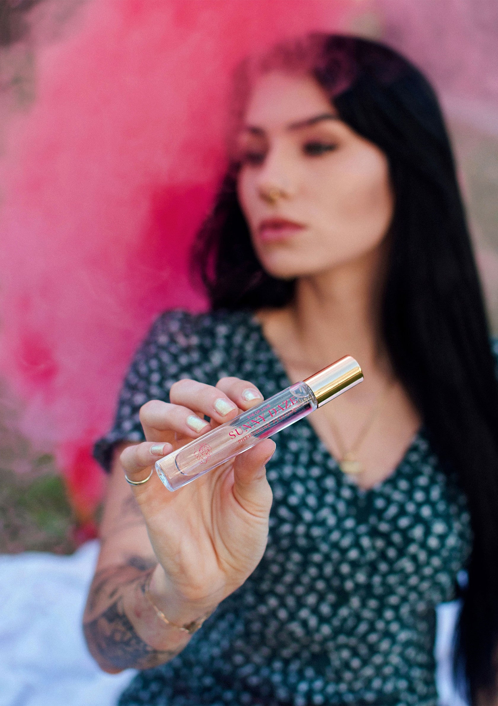 Parfum en roll-on raffiné. Arôme délicat, idéal pour emporter partout. Découvrez notre collection de parfums uniques!; Elegante rollerball parfum. Subtiele geur, ideaal voor onderweg. Ontdek onze collectie unieke parfums!; Refined rollerball perfume. Subtle scent, perfect for on-the-go. Discover our collection of unique fragrances!