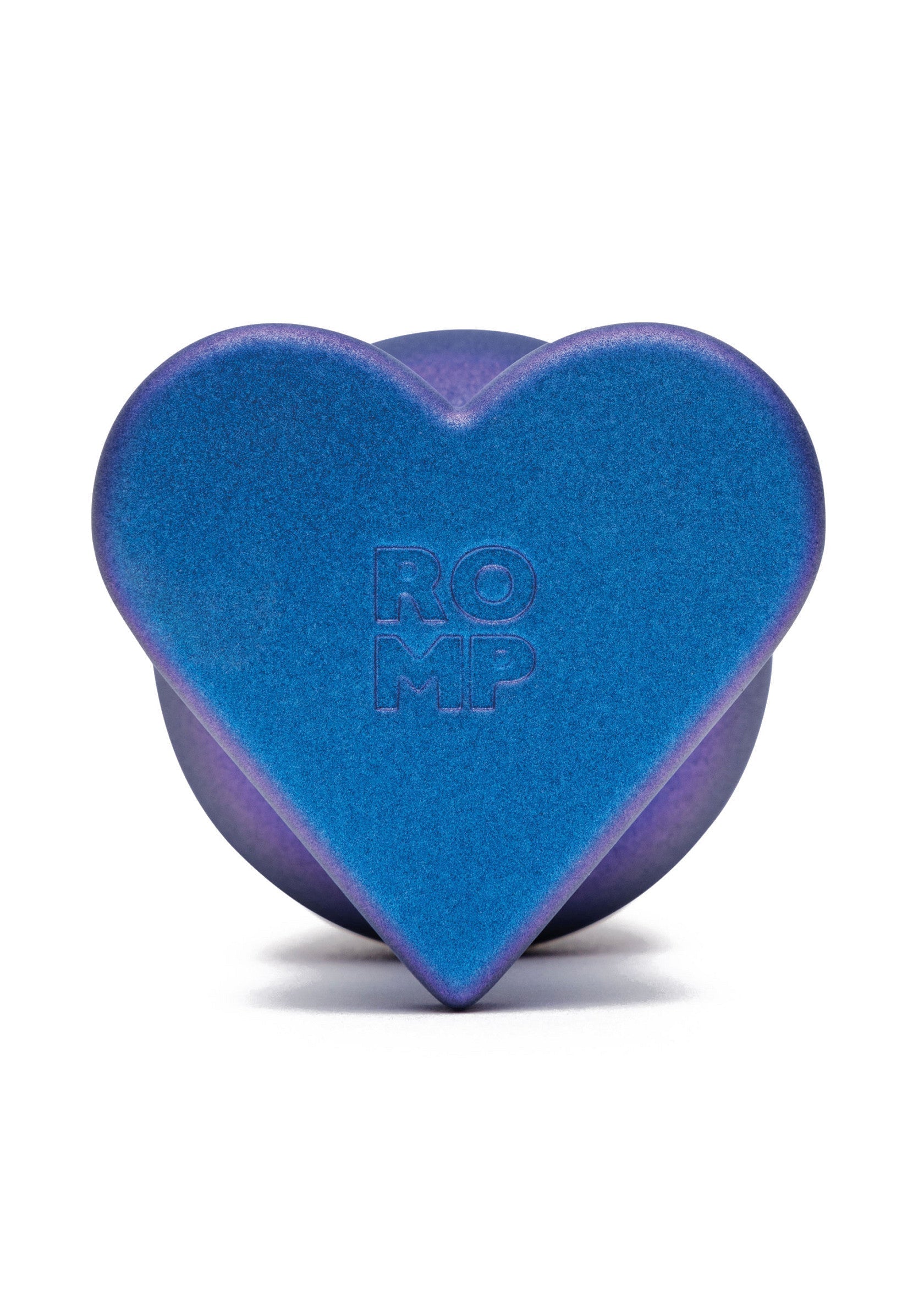 Épingle cœur bleue Romp, accessoire tendance et original pour personnaliser vos vêtements et sacs.; Romp blauwe hart pin, trendy en origineel accessoire om je kleding en tassen te personaliseren.; Romp blue heart pin, a trendy and original accessory to personalize your clothes and bags.