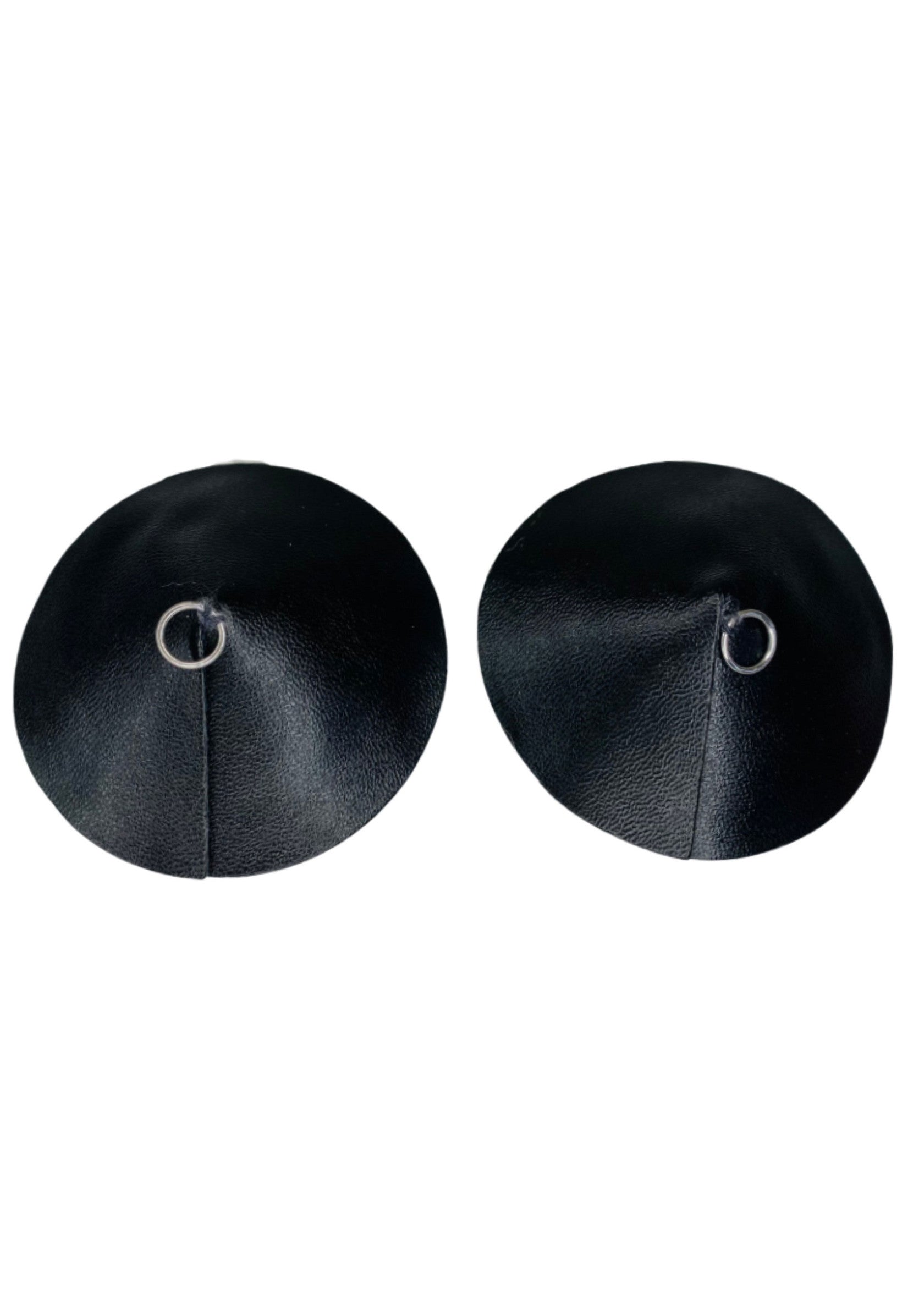 Cache-tétons en similicuir noir avec anneau. Accessoires de mode audacieux et élégants.; Zwarte kunstleren tepelbedekkers met ring. Gedurfde en stijlvolle modeaccessoires.; Black faux leather nipple covers with ring. Bold and stylish fashion accessories.