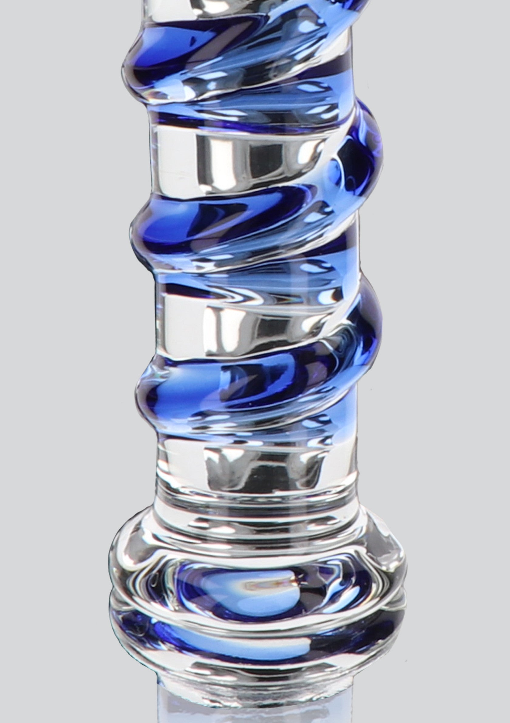 Verre à pied torsadé bleu et transparent. Élégant et original pour vos dégustations.; Blauw gedraaid wijnglas. Elegant en origineel voor uw proeverijen.; Blue twisted stem glass. Elegant and original for your tastings.