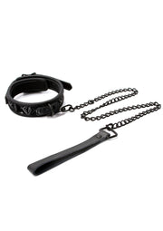 Collier noir clouté avec laisse à chaîne, parfait pour un look audacieux et sophistiqué.; Zwarte halsband met studs en kettingriem, perfect voor een gedurfde en verfijnde look.; Black studded collar with chain leash, perfect for a bold and sophisticated look.