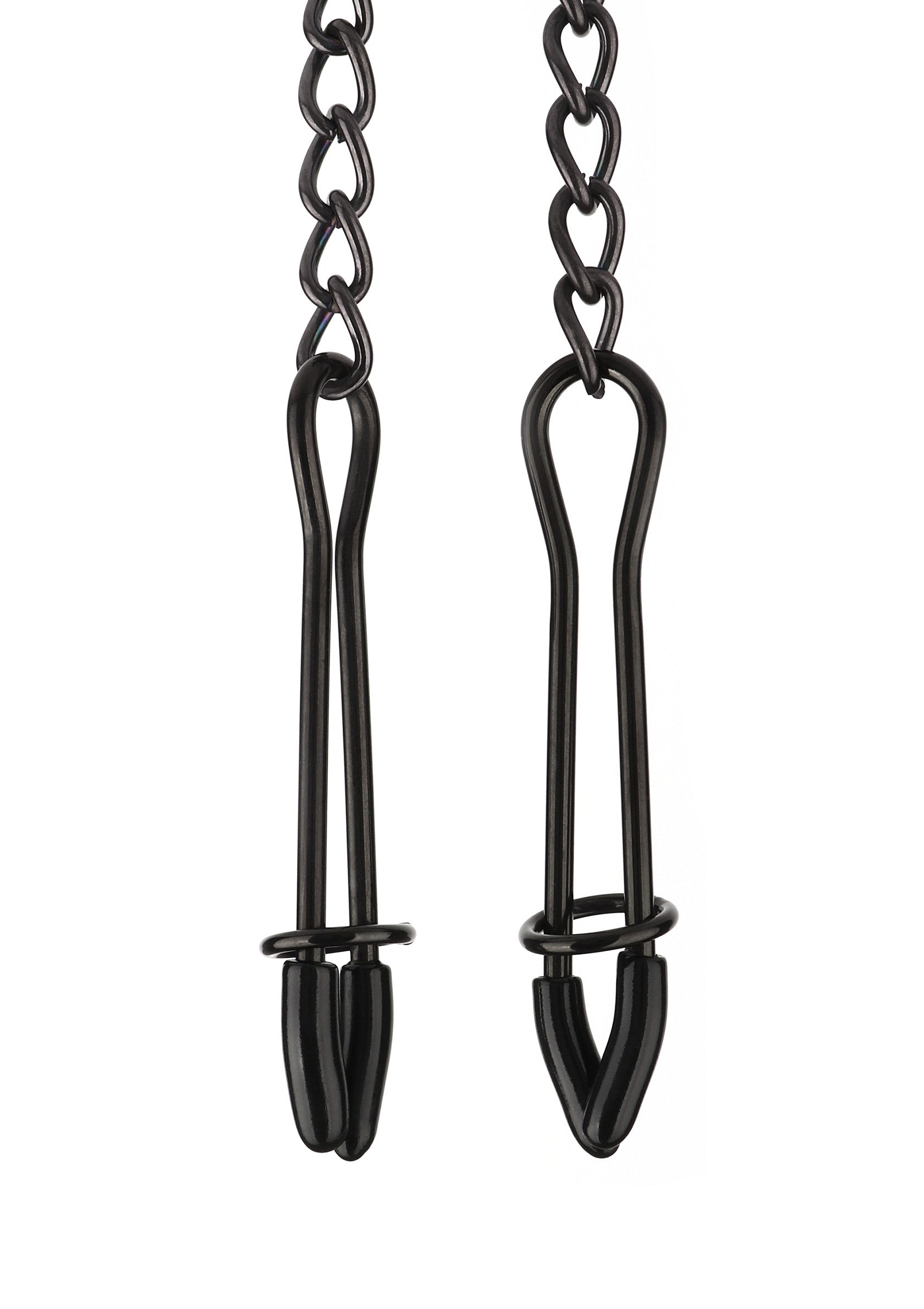 Pinces à tétons noires avec chaîne pour un plaisir intense. Explorez le plaisir avec ces accessoires audacieux.; Zwarte tepelklemmen met ketting voor intense genot. Ontdek plezier met deze gedurfde accessoires.; Black nipple clamps with chain for intense pleasure. Explore sensation with these daring accessories.