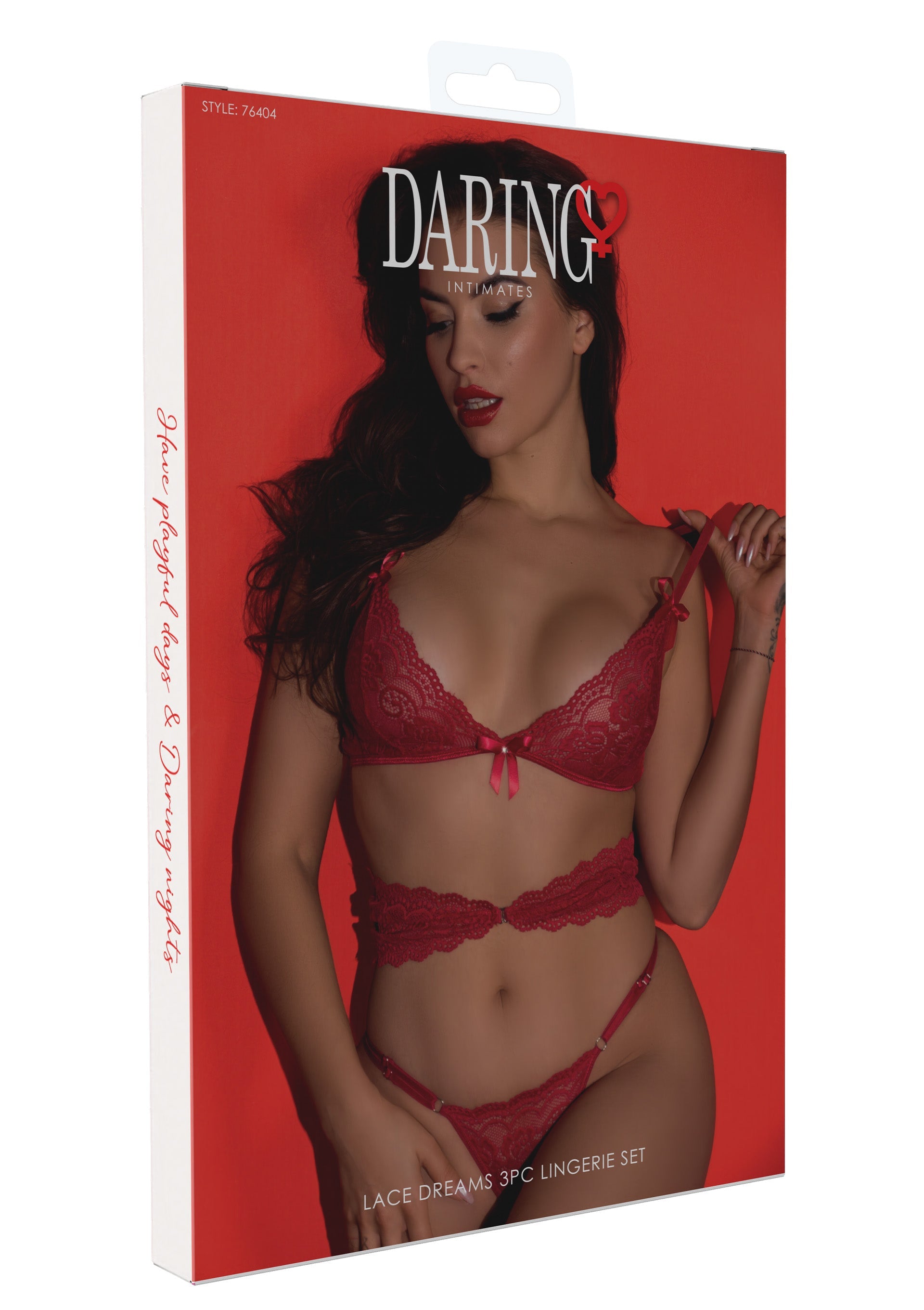 Ensemble de lingerie 3 pièces Lace Dreams rouge de Daring Intimates. Parfait pour des nuits romantiques. Dentelle délicate et design sensuel.; Daring Intimates rode Lace Dreams 3-delige lingerieset. Perfect voor romantische avonden. Delicaat kant en sensueel ontwerp.; Daring Intimates red Lace Dreams 3-piece lingerie set. Perfect for romantic nights. Delicate lace and sensual design.