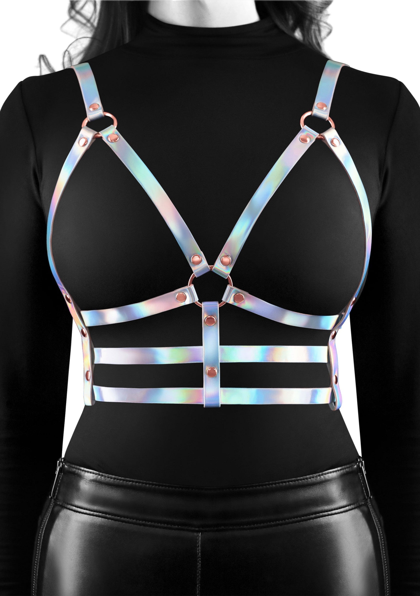 Harnais holographique tendance. Un accessoire mode audacieux pour un style unique et éclatant.; Trendy holografisch harnas. Een gedurfd modeaccessoire voor een unieke en stralende stijl.; Trendy holographic harness. A daring fashion accessory for a unique and radiant style.