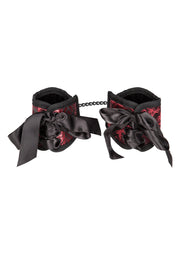 Menottes de poignet en satin noir et rouge pour jeux coquins. Accessoires de lingerie érotique pour adultes.; Zwarte en rode satijnen polsboeien voor ondeugende spelletjes. Erotische lingerie accessoires voor volwassenen.; Black and red satin wrist cuffs for naughty games. Erotic lingerie adult accessory.