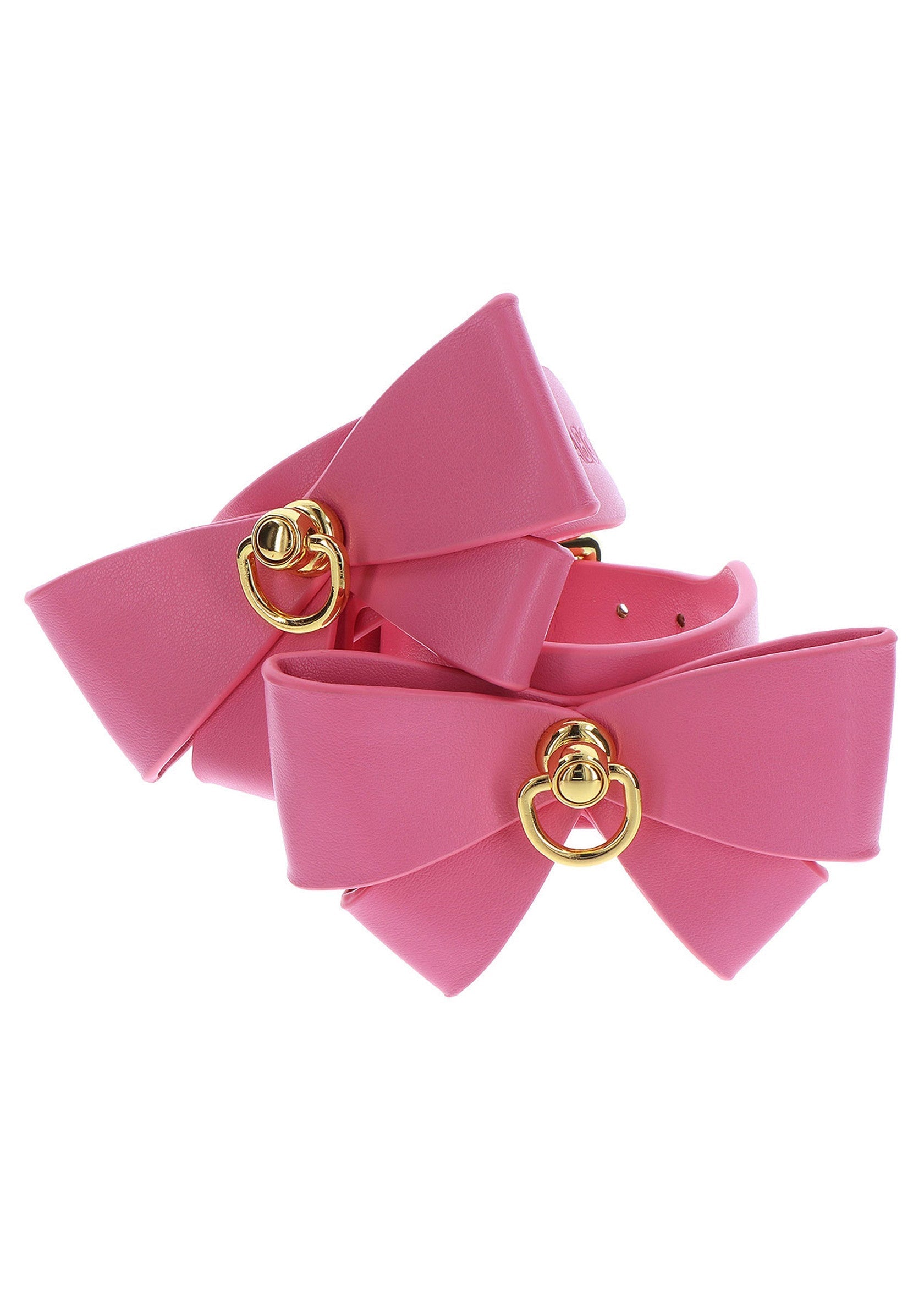 Colliers roses avec nœud et anneau doré. Accessoires de mode pour un look tendance et audacieux.; Roze halsbanden met strik en gouden ring. Modeaccessoires voor een trendy en gewaagde look.; Pink collars with bow and gold ring. Fashion accessories for a trendy and edgy look.