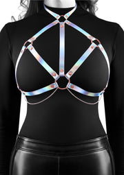 Harnais holographique tendance avec chaînes et boucles. Mode audacieuse et unique pour rehausser votre style.; Trendy holografisch harnas met kettingen en ringen. Gedurfde, unieke mode om je stijl te versterken.; Trendy holographic harness with chains and rings. Bold, unique fashion to elevate your style.
