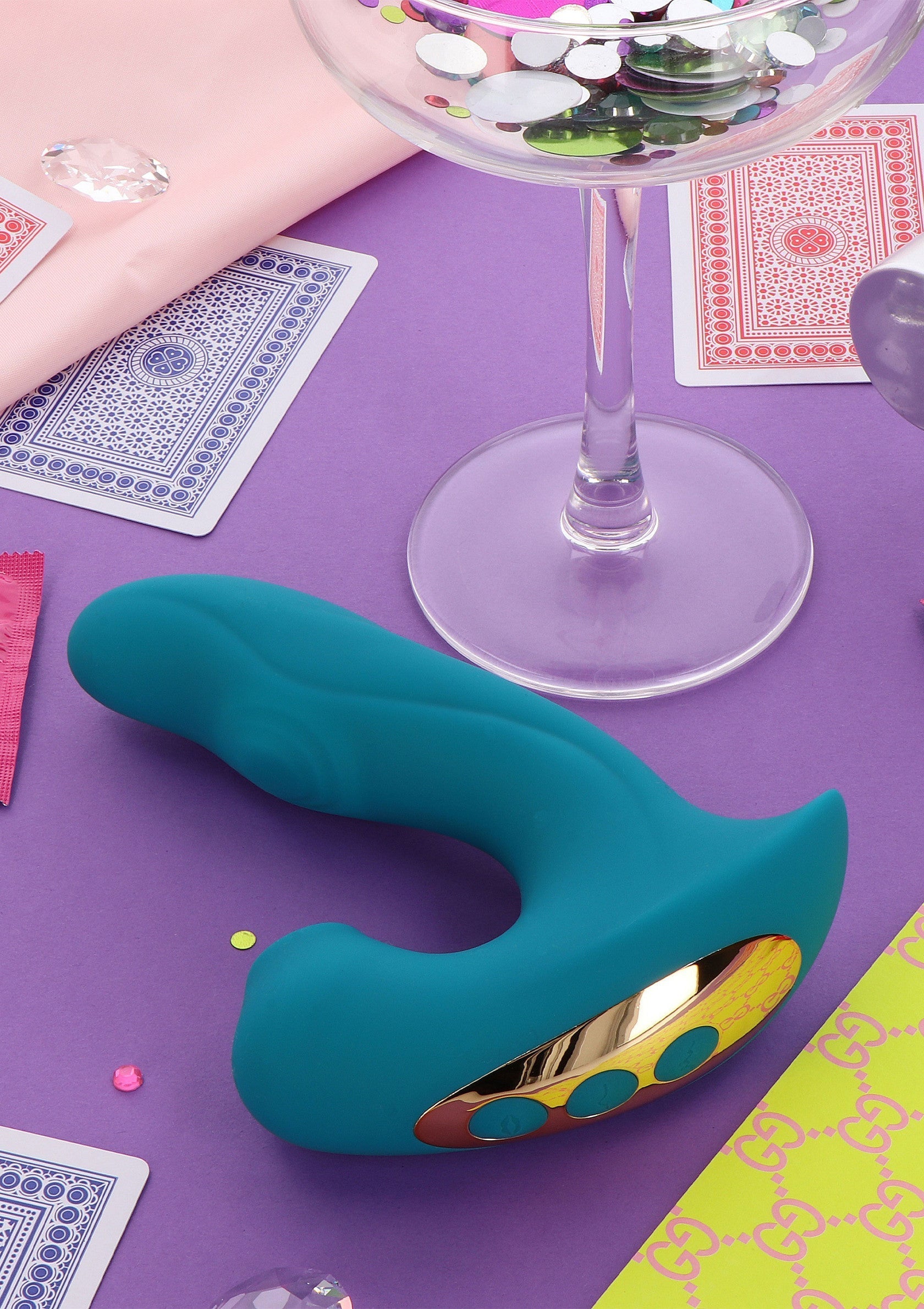 Vibromasseur bleu sarcelle élégant pour une fête coquine. Produits érotiques amusants et sophistiqués pour adultes.; Stijlvolle teal vibrator voor een ondeugend feestje. Plezierige, verfijnde erotische producten voor volwassenen.; Stylish teal vibrator for a naughty party. Fun, sophisticated erotic products for adults.