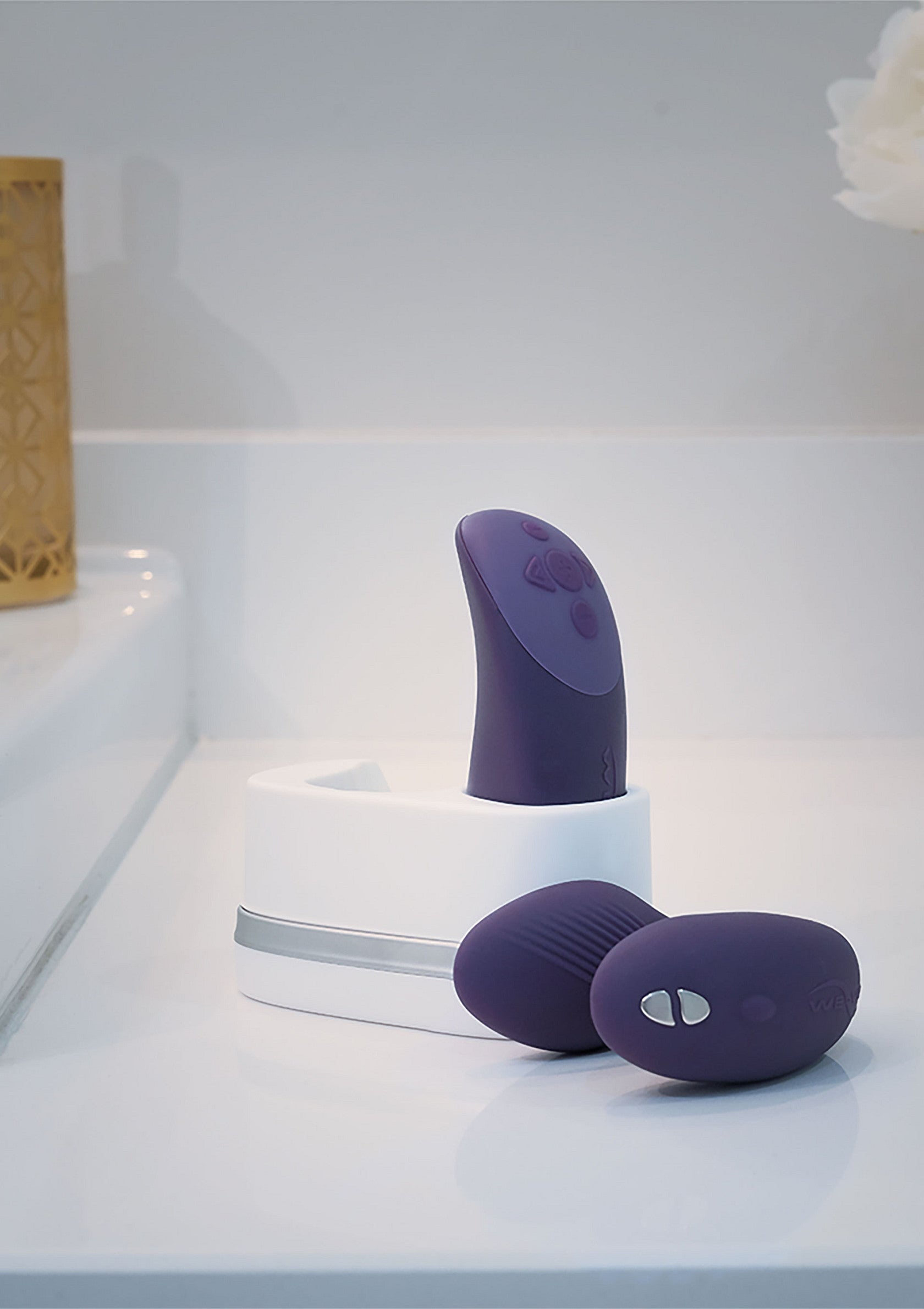 Ensemble de jouets pour adultes violets avec station de charge. Explorez le plaisir avec cet ensemble élégant et discret.; Paarse speeltjes voor volwassenen met laadstation. Ontdek plezier met deze stijlvolle en discrete set.; Purple adult toys set with charging station. Explore pleasure with this stylish and discreet set.