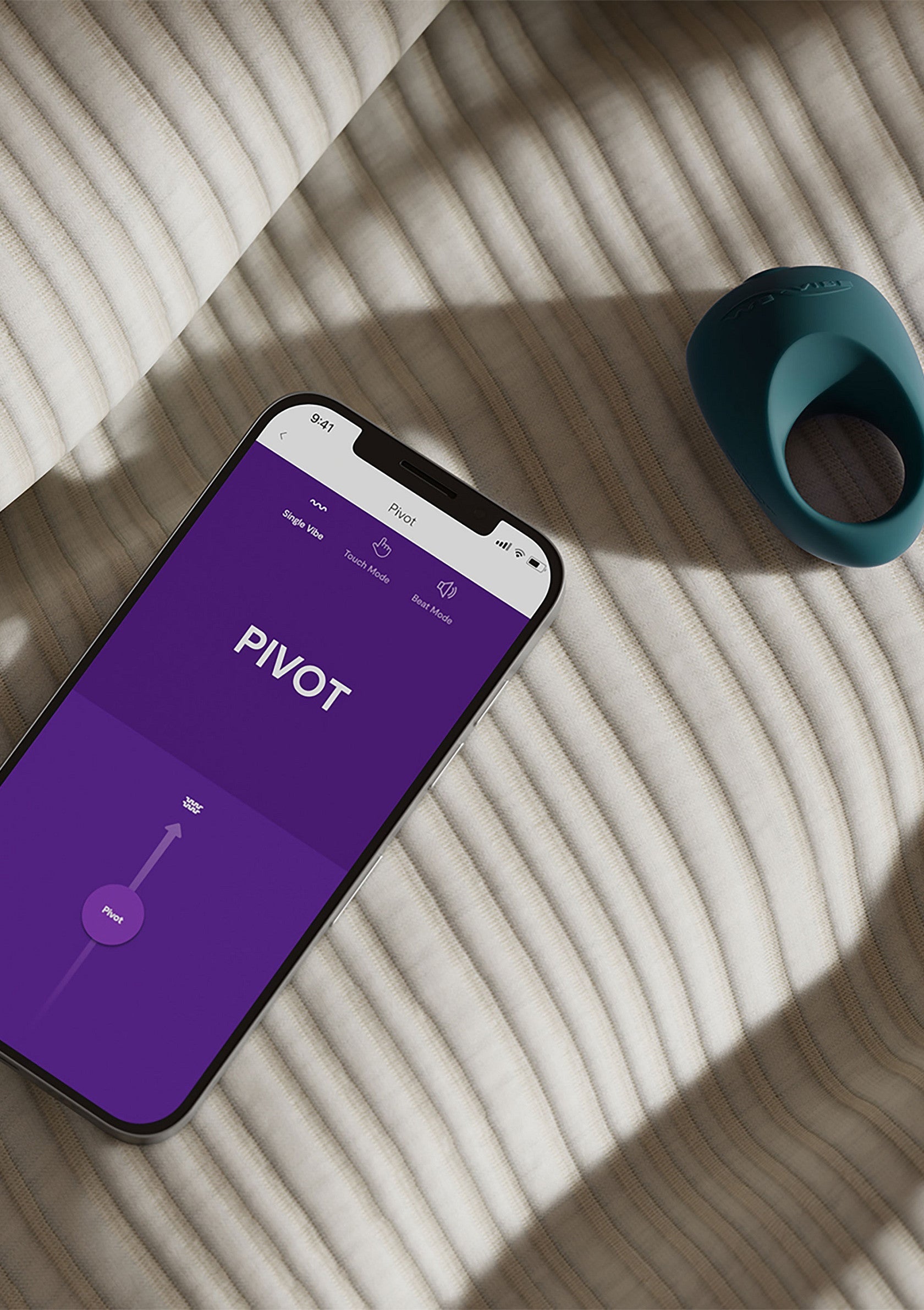 Anneau vibrant connecté pour couples, contrôlable via une application mobile. Plaisir et intimité à portée de main.; Verbindbare vibrerende ring voor koppels, bedienbaar via een mobiele app. Plezier en intimiteit binnen handbereik.; Connectable vibrating couples ring, controllable via a mobile app. Pleasure and intimacy at your fingertips.