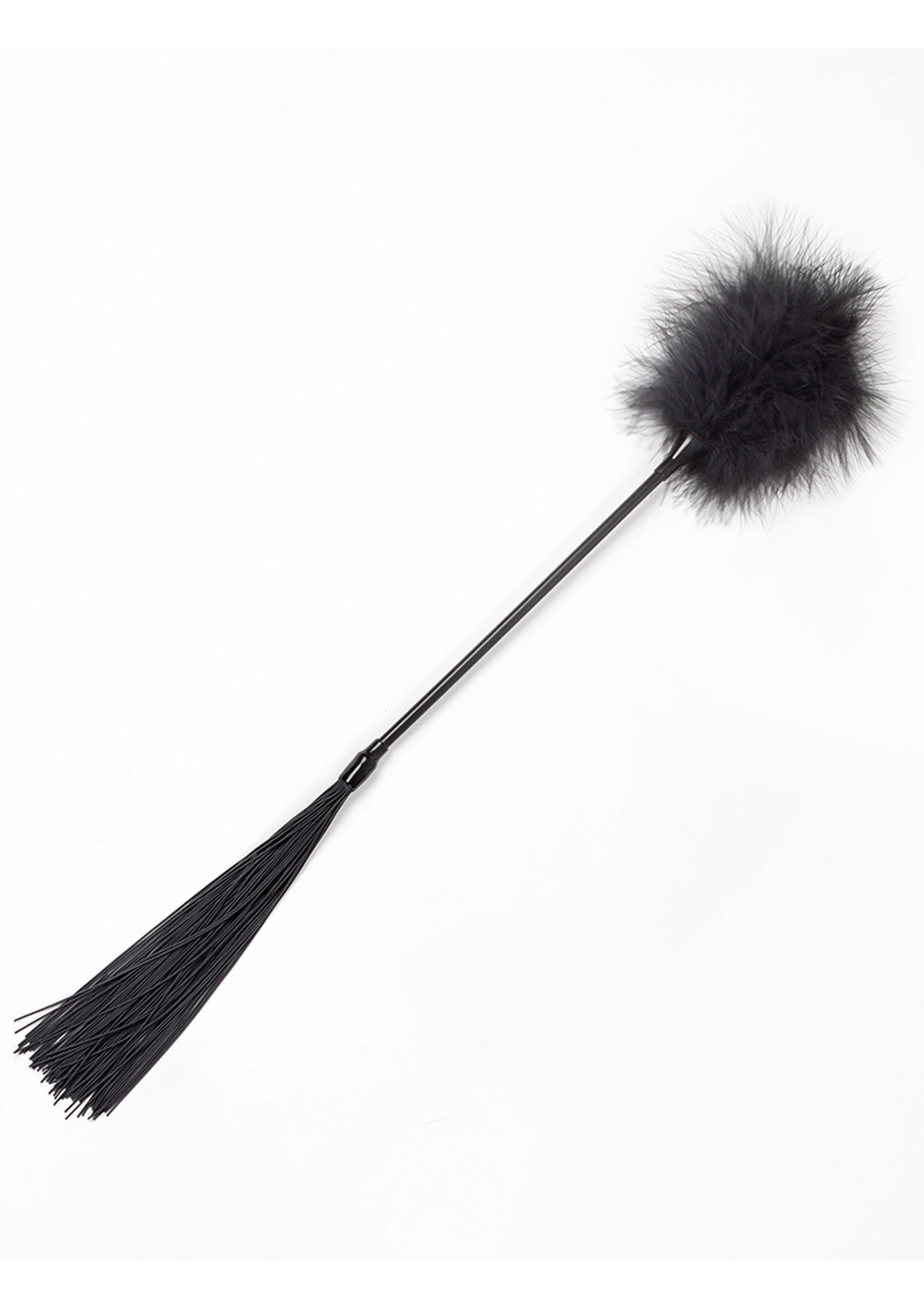 Plumeau de chatouillement noir avec pompon en plumes pour jeux coquins.; Zwarte plager met veren pompon voor ondeugende spelletjes.; Black tickler with feather pompom for playful teasing.