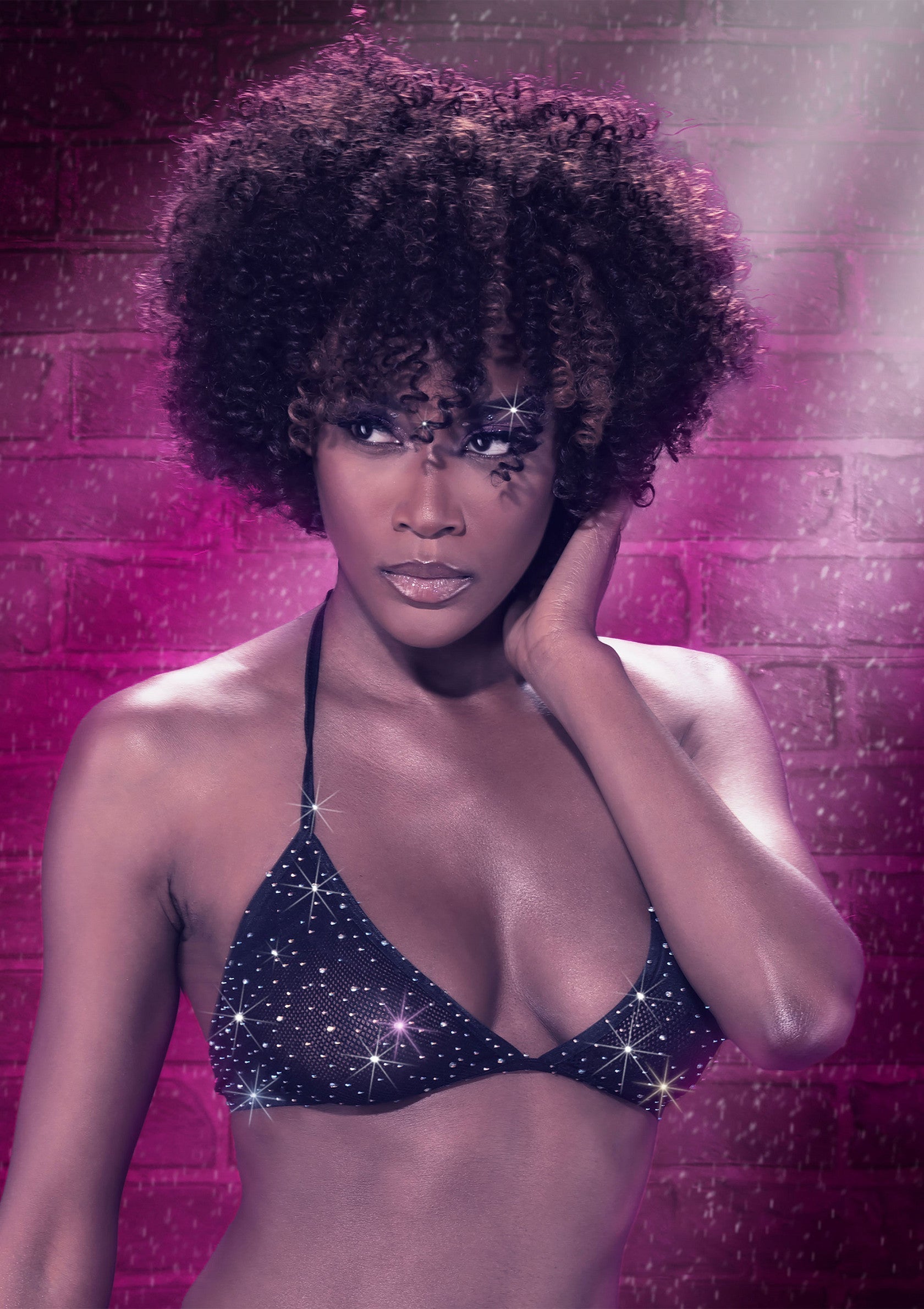 Femme en bikini orné d'étoiles étincelantes. Chevelure afro volumineuse. Fond rose éclatant.; Vrouw in bikini versierd met fonkelende sterren. Volumineuze afro kapsel. Stralende roze achtergrond.; Woman in bikini adorned with sparkling stars. Voluminous afro hairstyle. Radiant pink background.