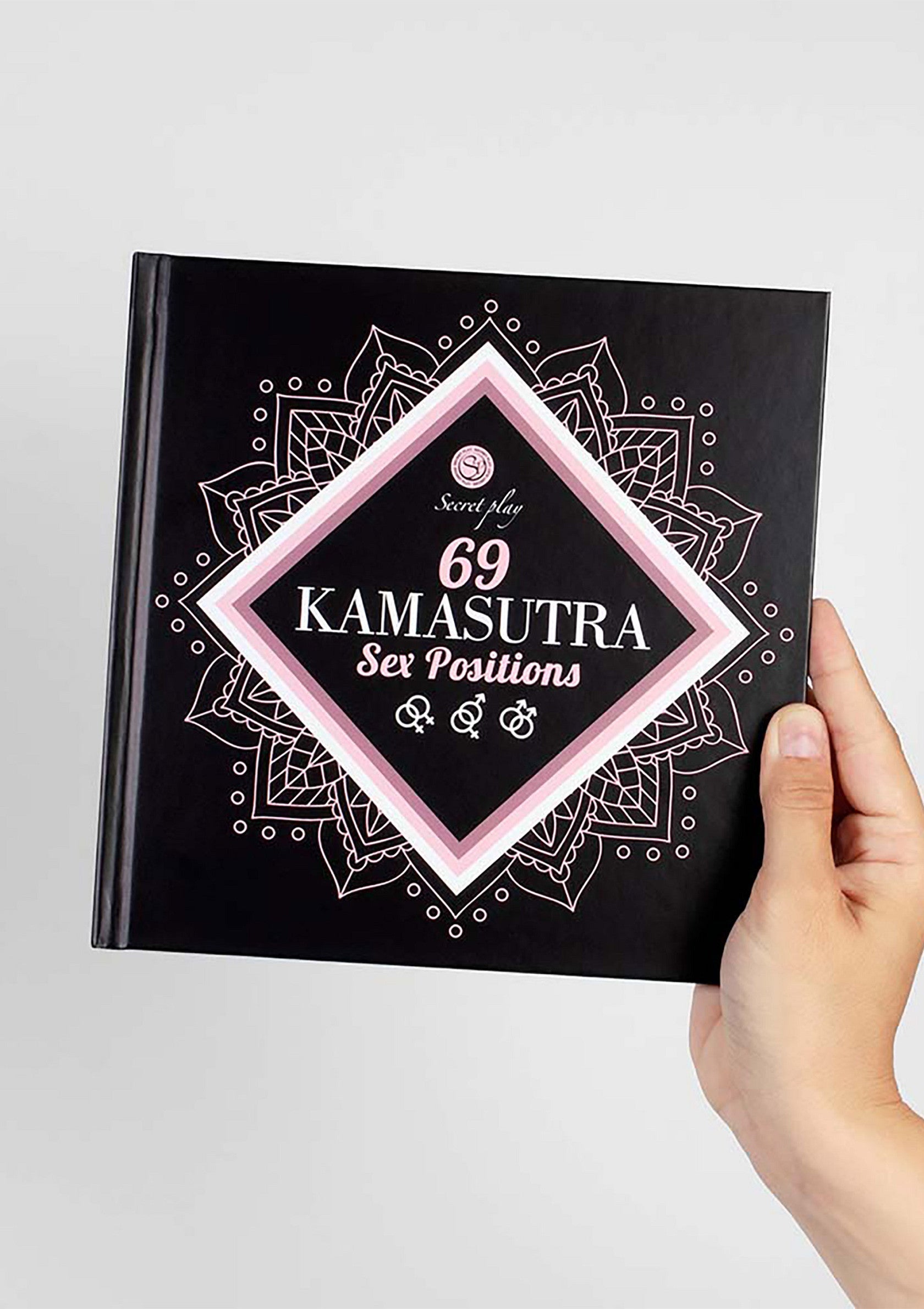 Livre Kamasutra positions sexuelles pour adultes. Découvrez 69 positions originales pour pimenter votre vie sexuelle.; Kamasutra seksstandenboek voor volwassenen. Ontdek 69 originele posities om je seksleven op te fleuren.; Kamasutra sex positions book for adults. Discover 69 original positions to spice up your sex life.