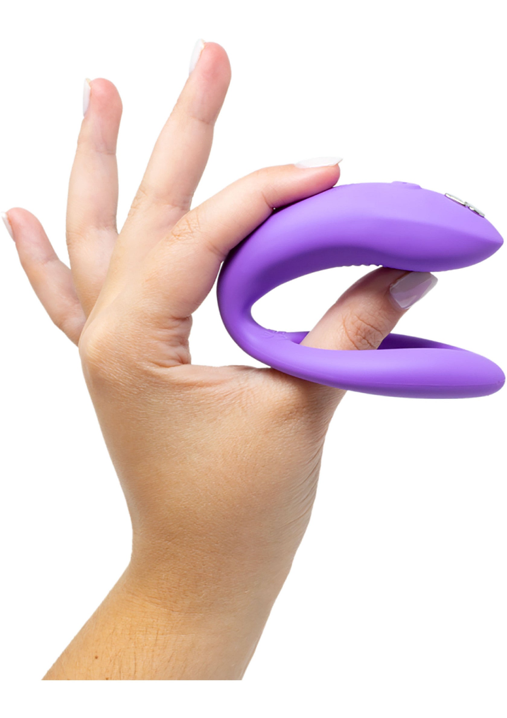 Image d'un stimulateur clitoridien vibrant en silicone violet, tenu par une main. Accessoires de bien-être sexuel disponibles à l'achat en ligne.; Afbeelding van een vibrerende clitorisstimulator van paarse siliconen, vastgehouden door een hand. Sexuele wellness-accessoires online te koop.; Image of a purple silicone vibrating clitoral stimulator, held by a hand. Sexual wellness accessories available for purchase online.