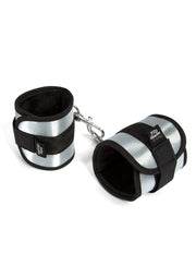 Menottes de cheville Fifty Shades of Grey, en nylon et argent. Accessoire de jeu de rôle pour adultes. Douces et confortables.; Fifty Shades of Grey enkelboeien, gemaakt van nylon en zilver. Rollenspelaccessoire voor volwassenen. Zacht en comfortabel.; Fifty Shades of Grey ankle cuffs, made of nylon and silver. Adult roleplay accessory. Soft and comfortable.