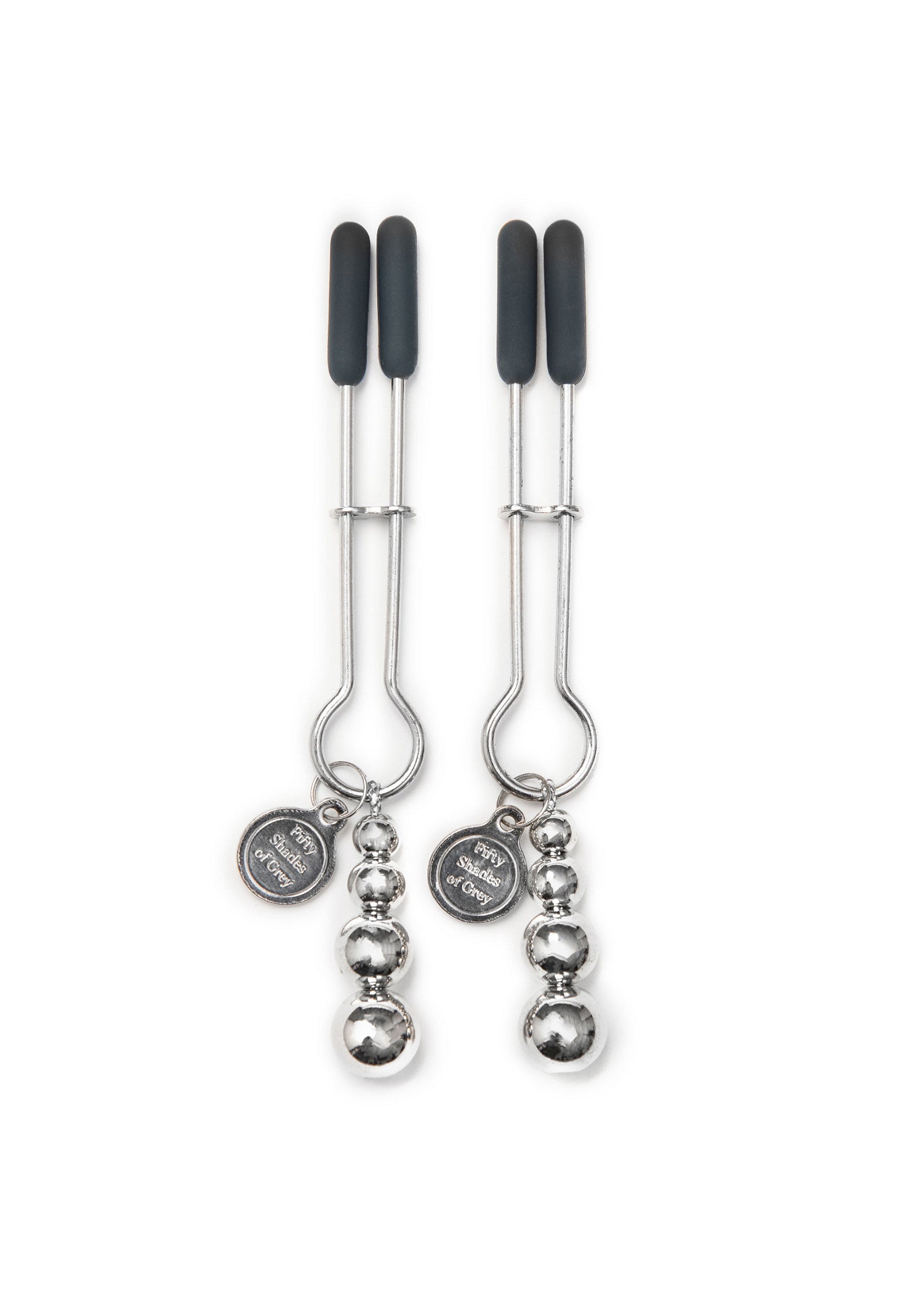 Pinces à tétons argentées avec breloques "50 Nuances de Grey". Accessoires érotiques pour adultes.; Zilveren tepelklemmen met '50 Shades of Grey' bedels. Erotische accessoires voor volwassenen.; Silver nipple clamps with '50 Shades of Grey' charms. Adult erotic accessories.
