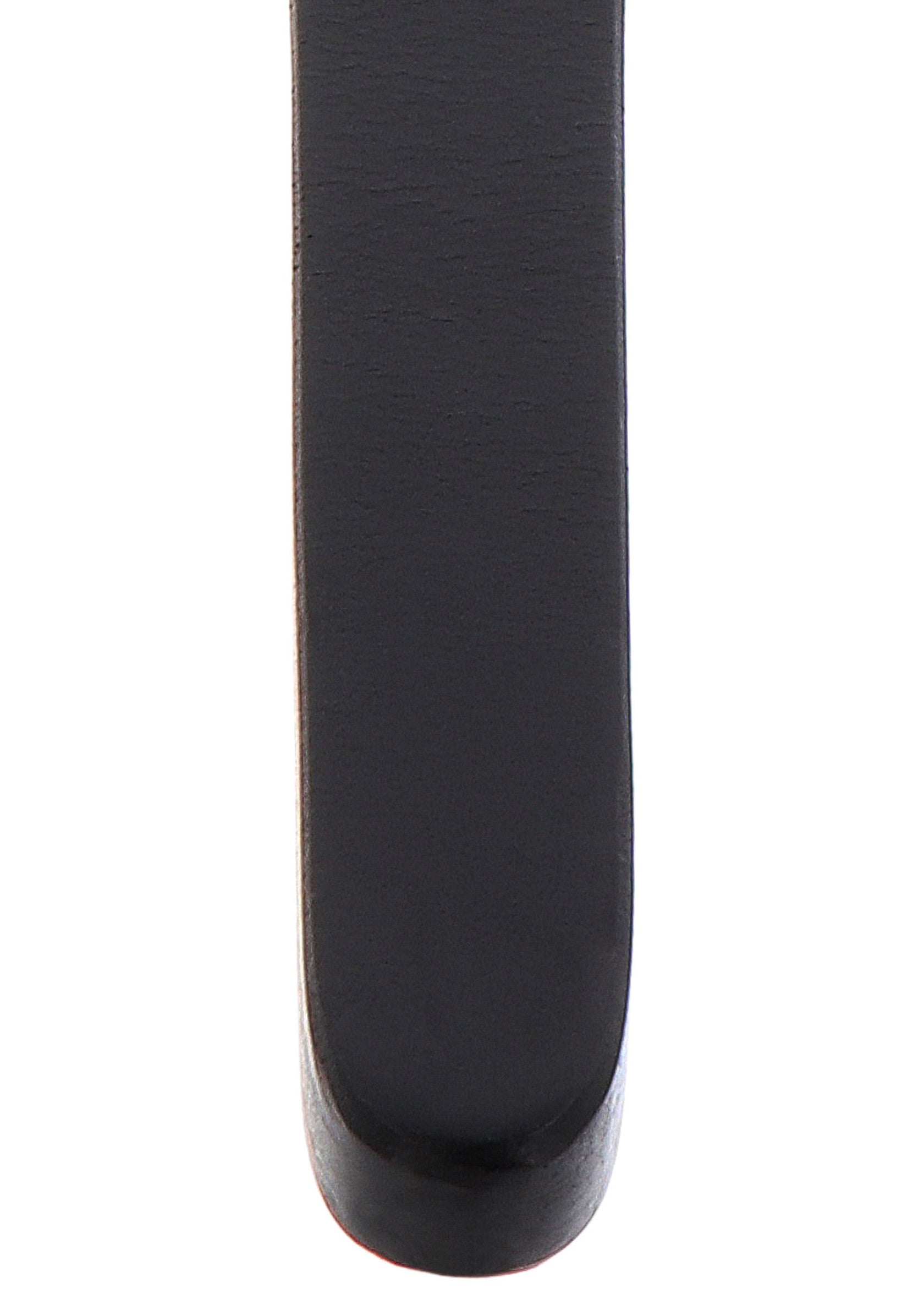 Détail d'une lanière en cuir noir lisse et brillante.; Detail van een gladde, glanzende zwarte leren band.; Detail of a smooth, glossy black leather strap.