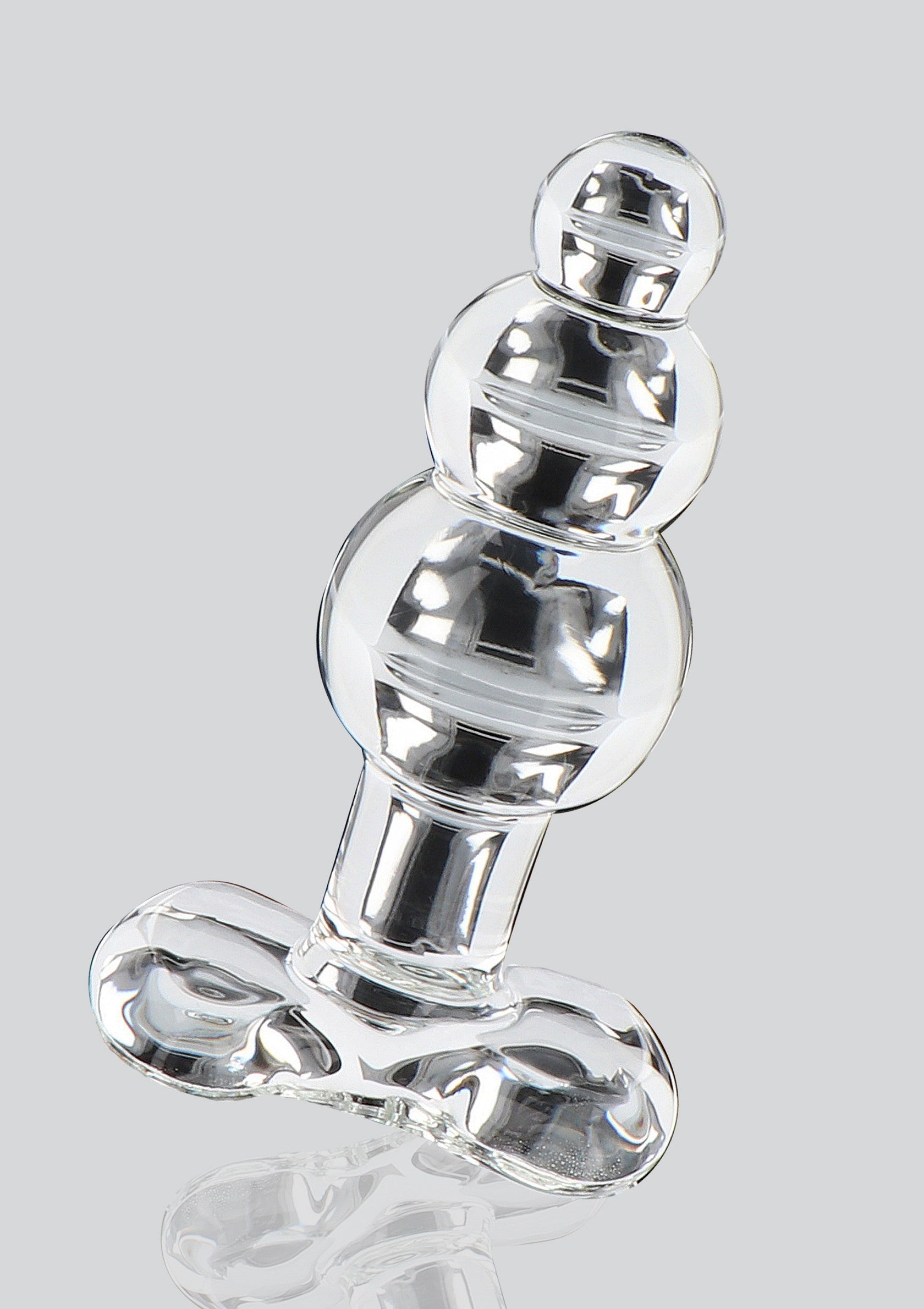 Plug anal en verre transparent à billes pour le plaisir.; Transparante glazen anale plug met ballen voor genot.; Clear glass anal plug with balls for pleasure.