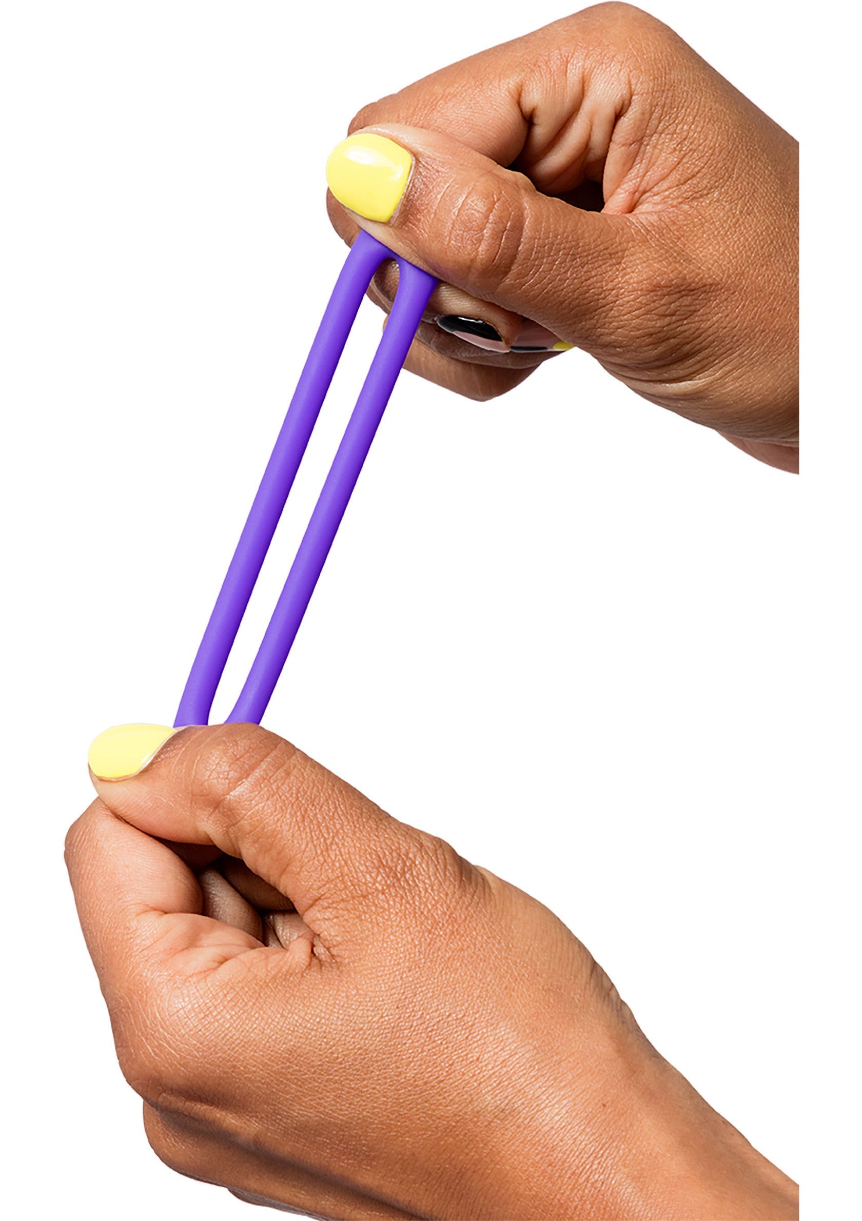 Élastique violet tenu dans les mains. Idéal pour les exercices de fitness ou de rééducation. Achetez le vôtre dès maintenant !; Paarse elastische band in handen. Ideaal voor fitnessoefeningen of revalidatie. Koop de jouwe nu!; Purple resistance band held in hands. Ideal for fitness exercises or rehabilitation. Buy yours now!