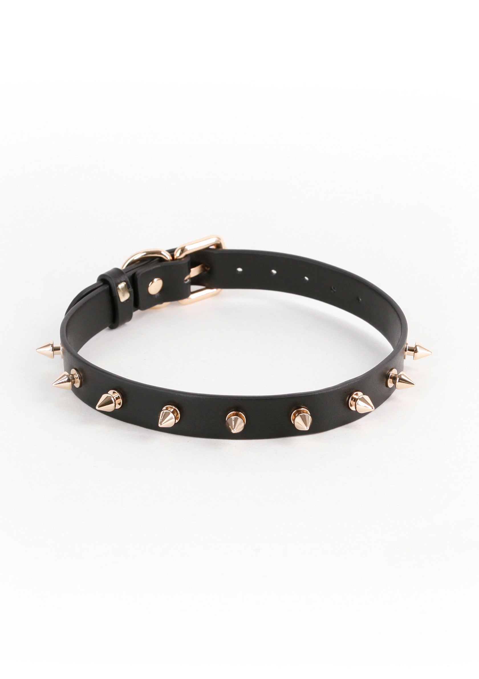 Ras de cou noir clouté avec boucle dorée pour un look punk rock assumé.; Zwarte choker met studs en gouden gesp voor een stoere punkrock look.; Black studded choker necklace with gold buckle for a bold, punk rock look.