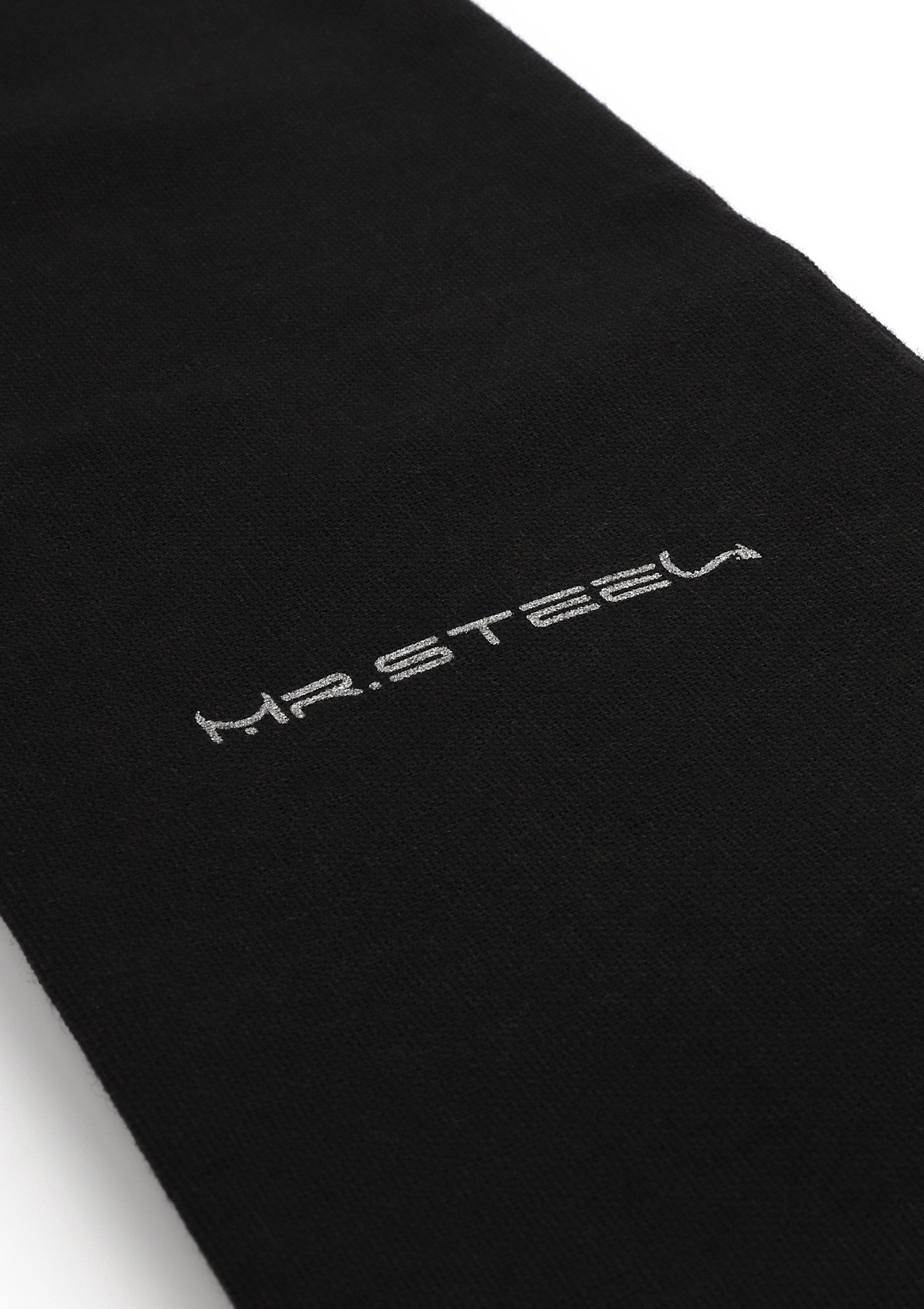 Tissu noir avec logo Mr. Steel, idéal pour des vêtements de qualité et élégants.; Zwarte stof met Mr. Steel logo, ideaal voor stijlvolle en kwalitatieve kleding.; Black fabric with Mr. Steel logo, ideal for stylish and quality clothing.