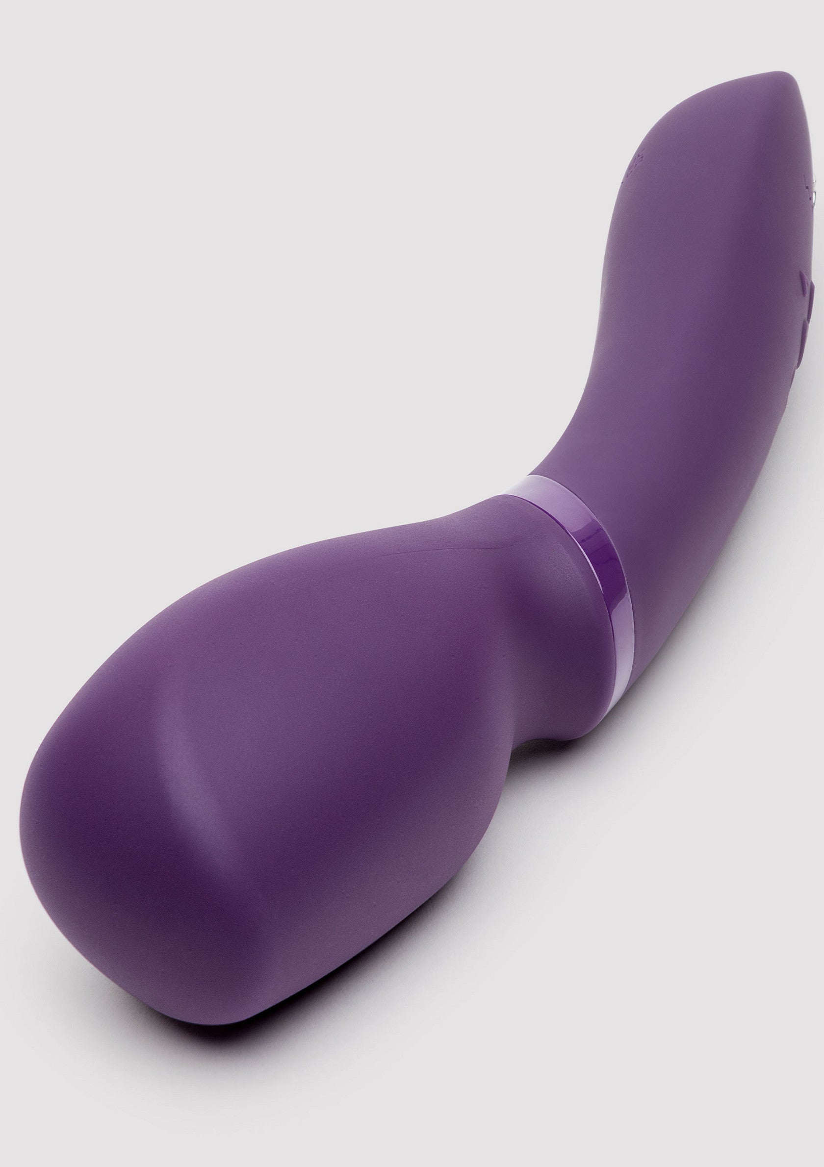 Vibromasseur courbé violet pour le plaisir féminin. Découvrez le summum du plaisir.; Paarse gebogen vibrator voor vrouwelijk genot. Ontdek de ultieme bevrediging.; Purple curved vibrator for female pleasure. Discover the ultimate satisfaction.