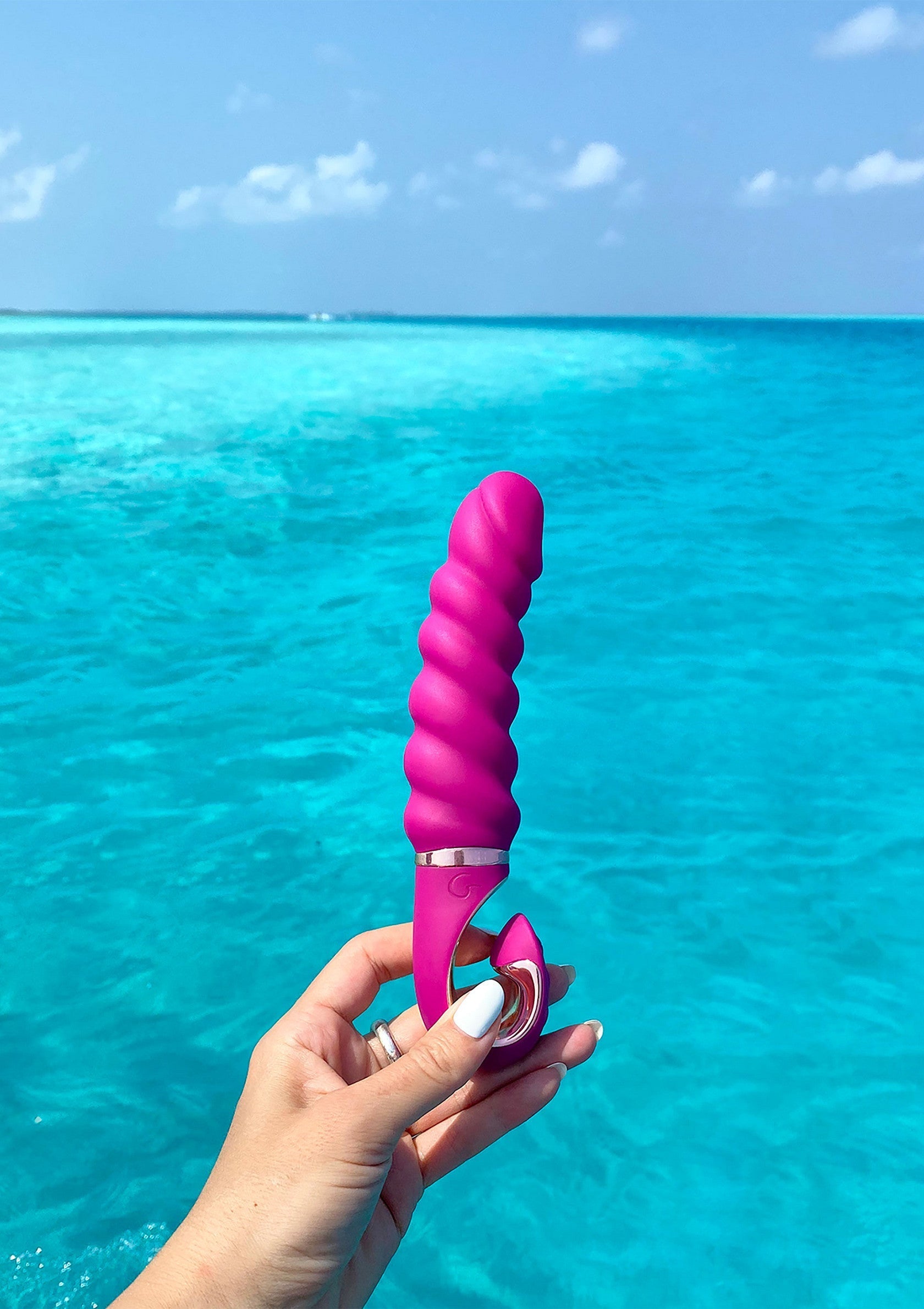 Vibromasseur rose torsadé, parfait pour des moments de détente intimes et des sensations uniques. Découvrez le plaisir!; Roze gedraaide vibrator, perfect voor intieme momenten en unieke sensaties. Ontdek het plezier!; Pink twisted vibrator, perfect for intimate moments and unique sensations. Discover the pleasure!