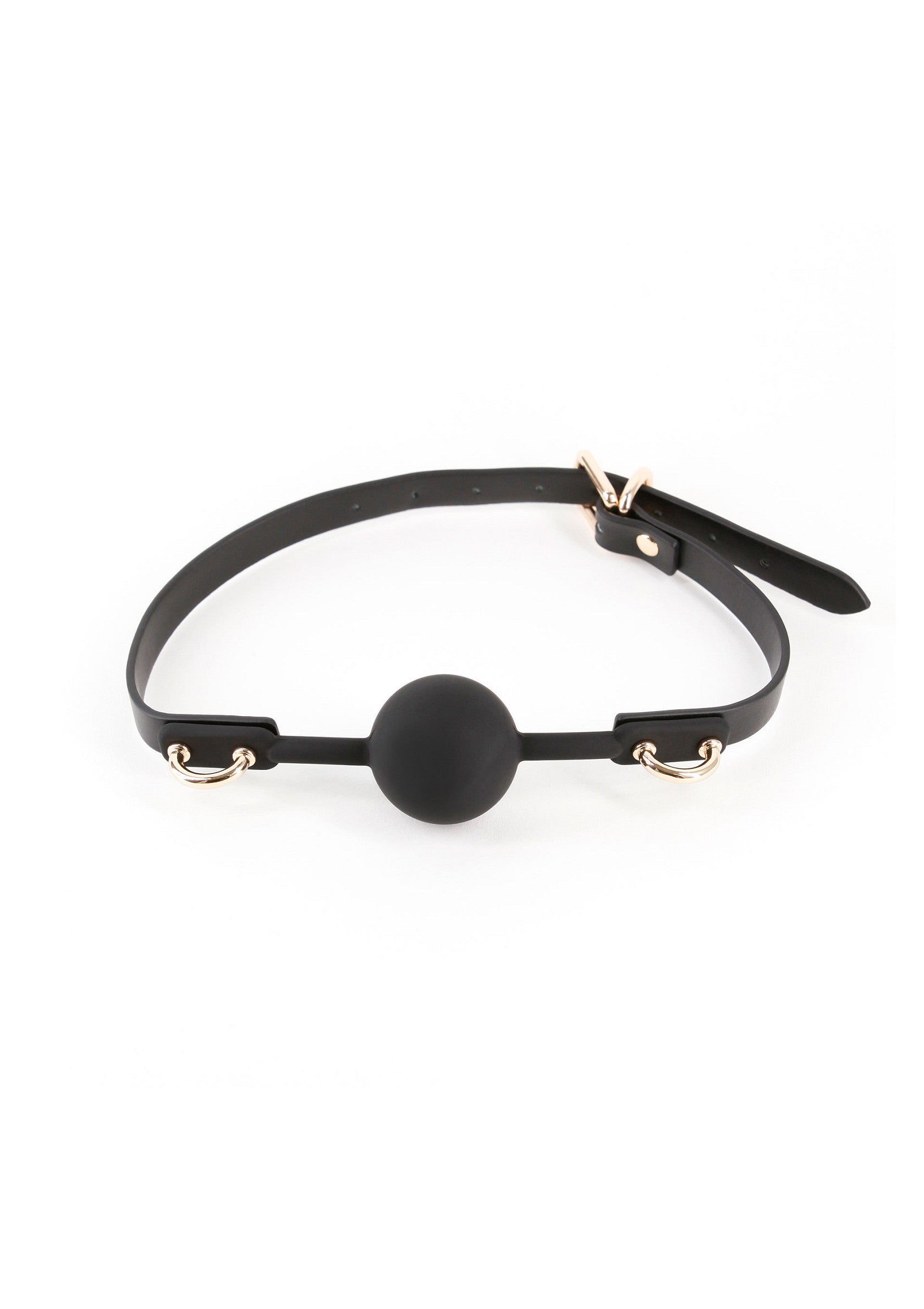 Bâillon boule noir réglable en cuir pour jeux coquins et BDSM.; Verstelbare zwarte balgag van leer voor ondeugende spelletjes en BDSM.; Adjustable black ball gag in leather for kinky games and BDSM.