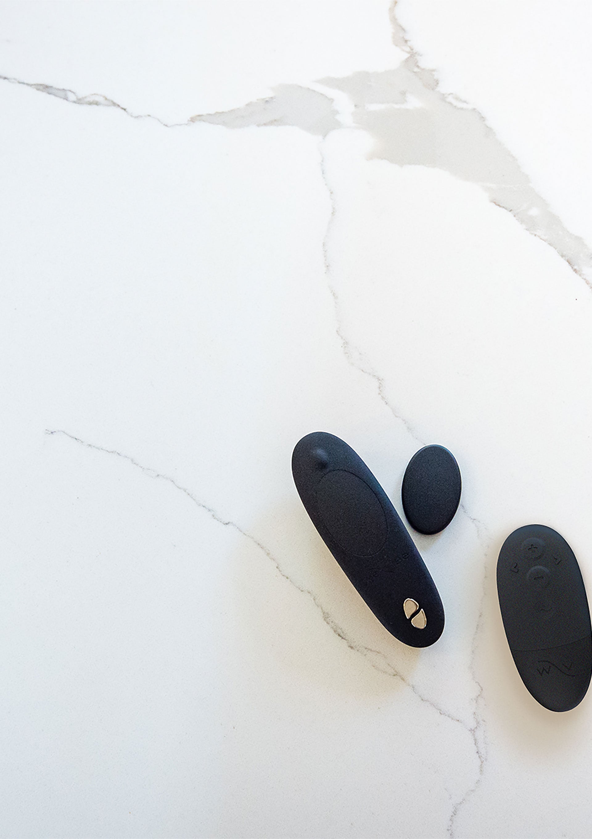 Ensemble élégant d'accessoires noirs sur fond marbré. Idéal pour un cadeau sensuel et raffiné.; Elegante set van zwarte accessoires op een marmeren achtergrond. Ideaal voor een sensueel en verfijnd geschenk.; Elegant set of black accessories on a marble background. Ideal for a sensual and refined gift.