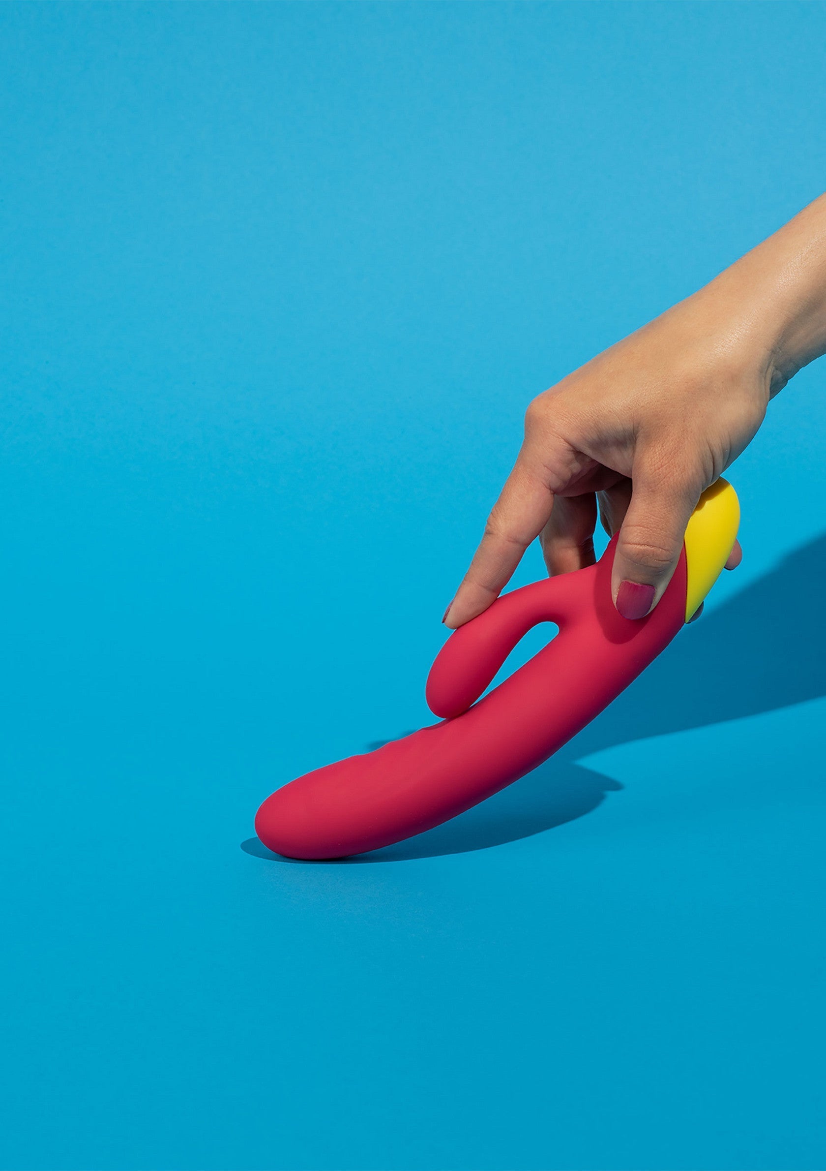 Vibromasseur rose et jaune élégant pour le plaisir féminin.; Stijlvolle roze en gele vibrator voor vrouwelijk genot.; Stylish pink and yellow vibrator for female pleasure.