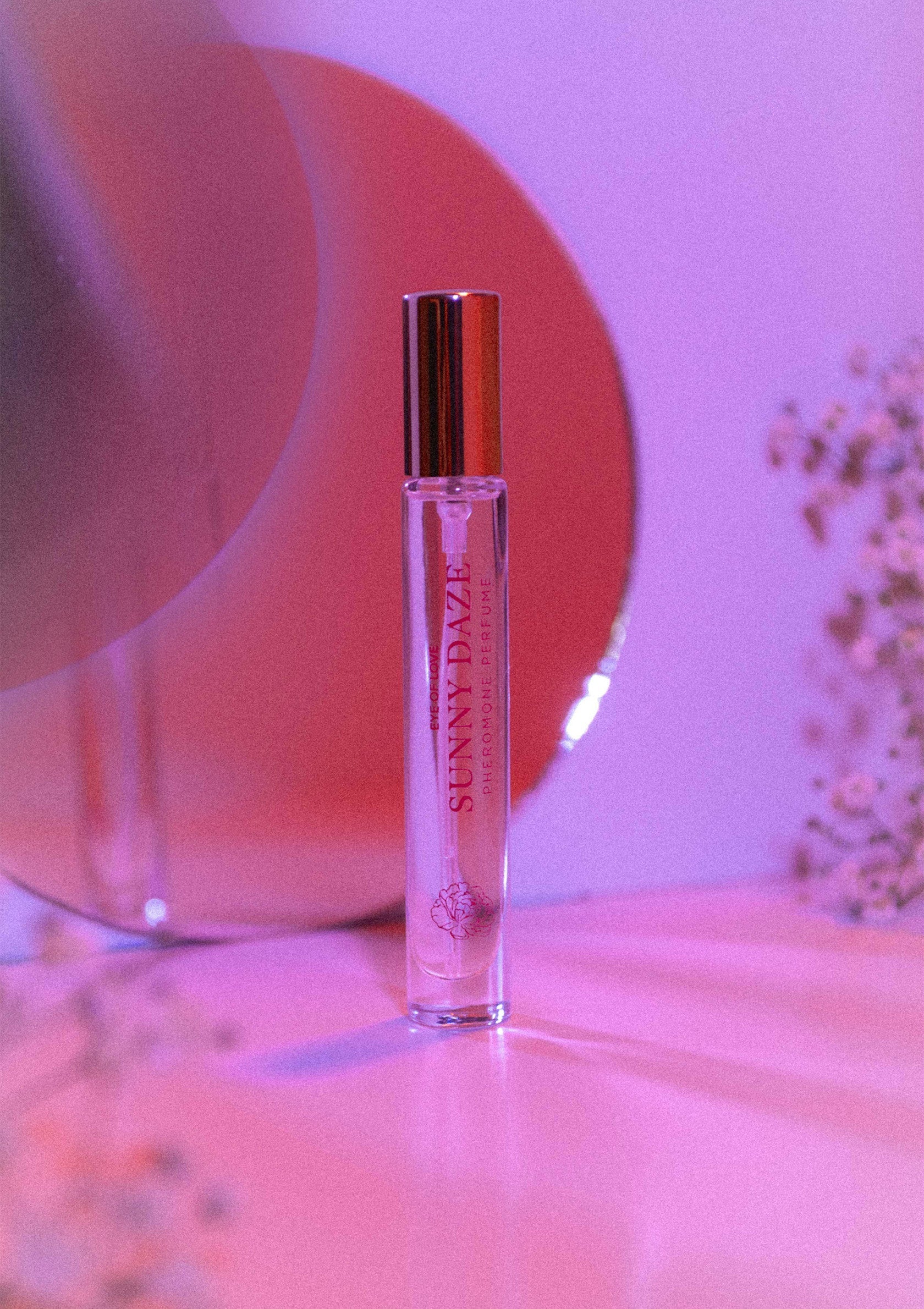 Parfum roll-on 'Sunny Daze'. Parfum de poche parfait pour les voyages. ; Sunny Daze' rollerball parfum. Perfect zakformaat parfum om mee te nemen op reis.; 'Sunny Daze' roll-on perfume. Perfect pocket-sized perfume to take with you on trips. 