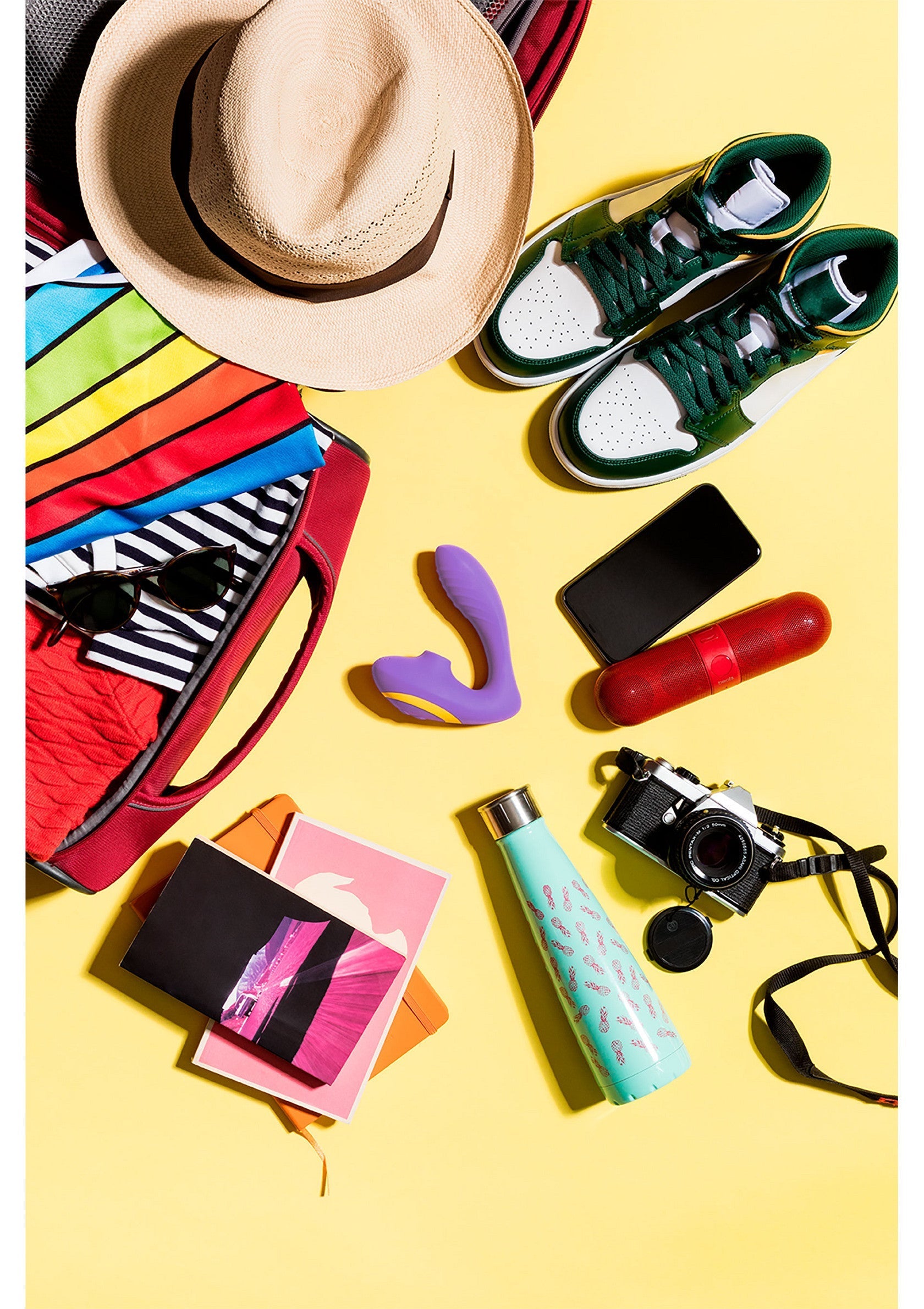 Essentiels de voyage : chapeau, baskets, appareil photo, bouteille d'eau et plus. Parfait pour votre prochaine aventure.; Reisbenodigdheden: hoed, sneakers, camera, waterfles en meer. Perfect voor je volgende avontuur.; Travel essentials: hat, sneakers, camera, water bottle, and more. Perfect for your next adventure.