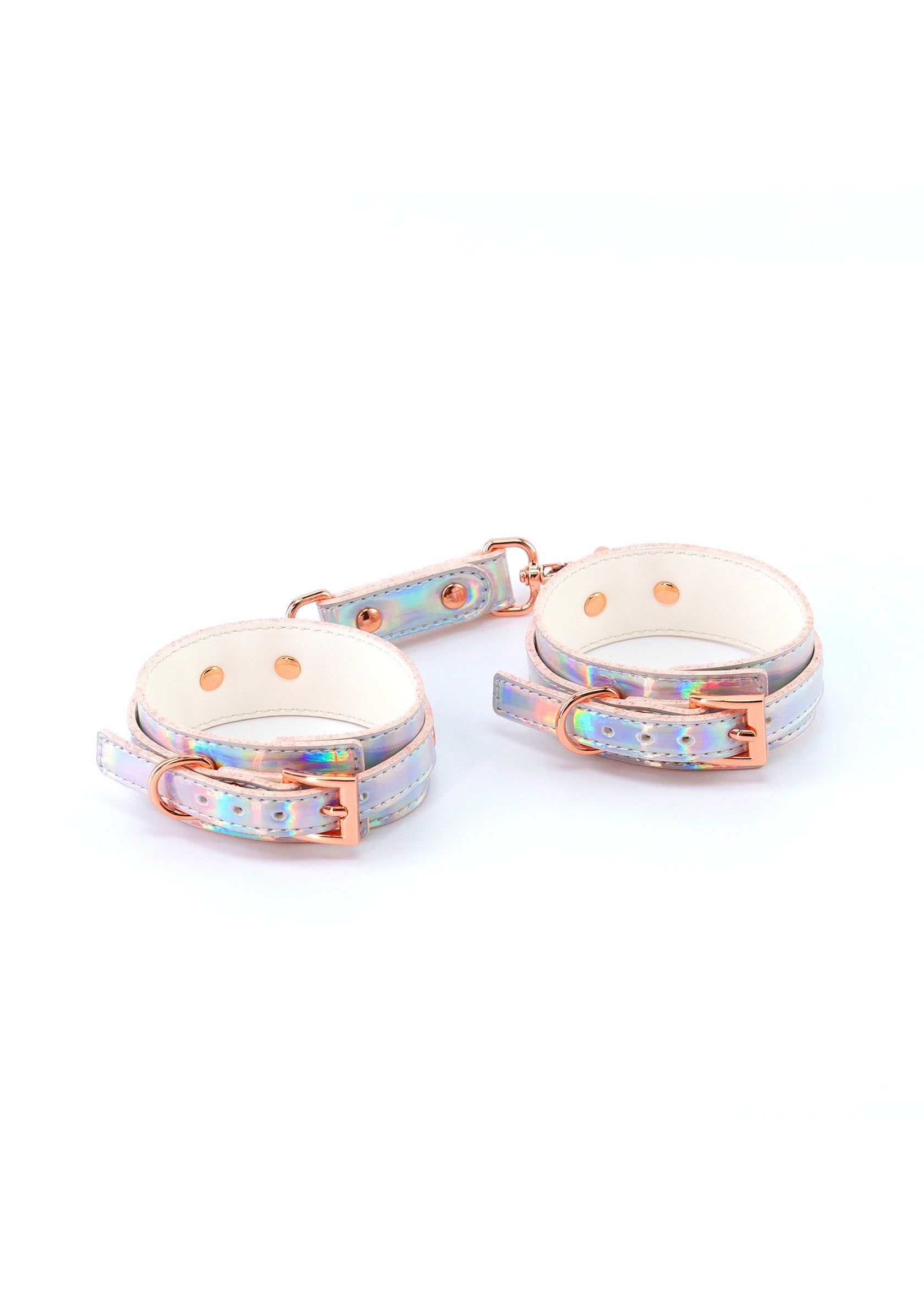 Menottes holographiques à boucle rose doré pour jeu de rôle et accessoires coquins.; Holografische handboeien met roségouden gesp voor rollenspel en ondeugende accessoires.; Holographic handcuffs with rose gold buckle for role play and kinky accessories.