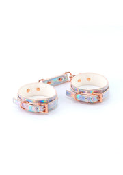 Menottes holographiques à boucle rose doré pour jeu de rôle et accessoires coquins.; Holografische handboeien met roségouden gesp voor rollenspel en ondeugende accessoires.; Holographic handcuffs with rose gold buckle for role play and kinky accessories.