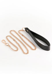 Laisse pour chien dorée à chaîne avec poignée en cuir noir, élégante et résistante pour promenades stylées.; Gouden ketting hondenriem met zwart lederen handvat, elegant en stevig voor stijlvolle wandelingen.; Gold chain dog leash with black leather handle, stylish and durable for fashionable walks.