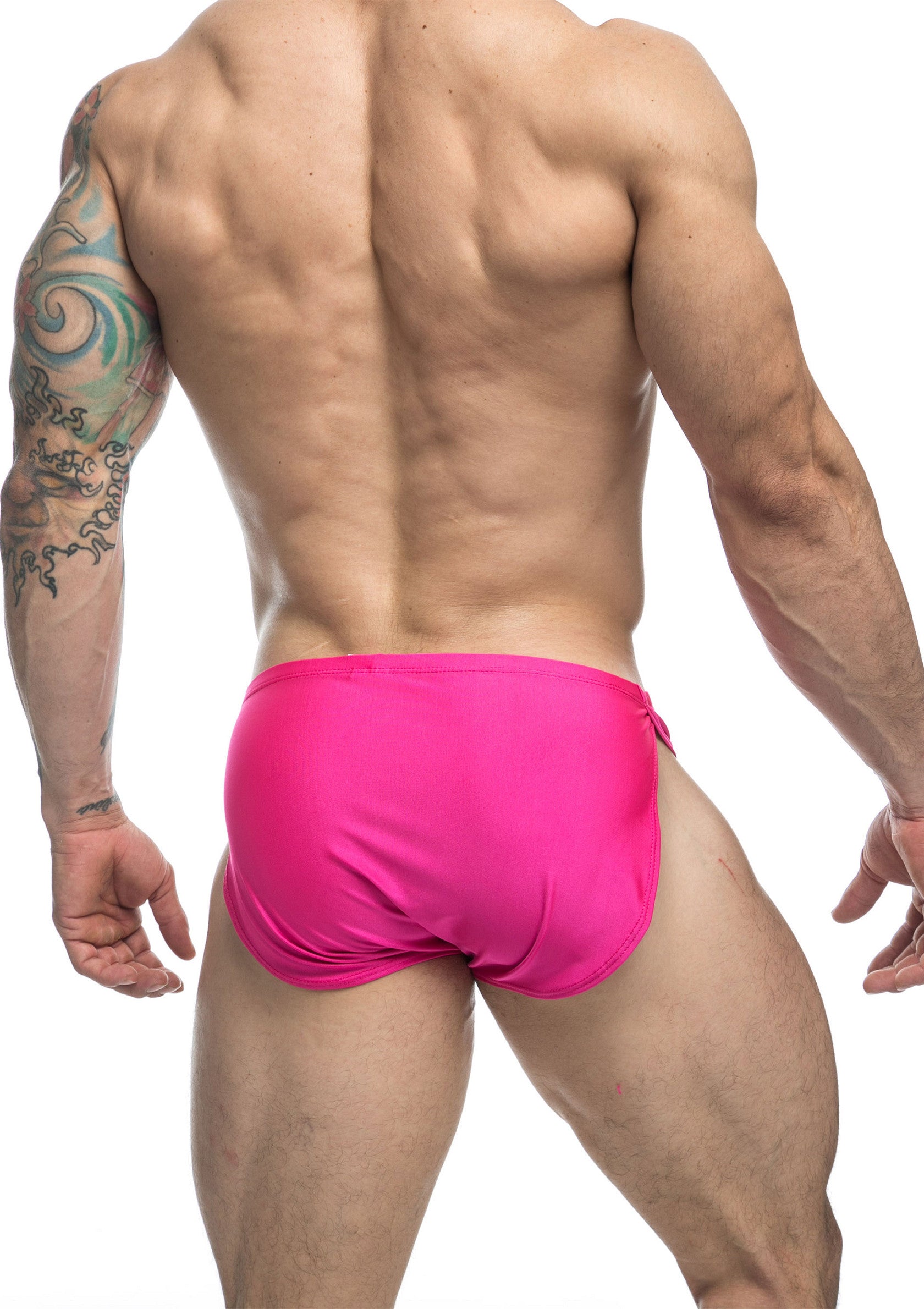 Slip de bain rose vif pour homme. Élégance et confort garantis pour la plage et la piscine.; Felroze zwemslip voor heren. Gegarandeerde elegantie en comfort voor strand en zwembad.; Bright pink men's swim brief. Guaranteed elegance and comfort for the beach and pool.