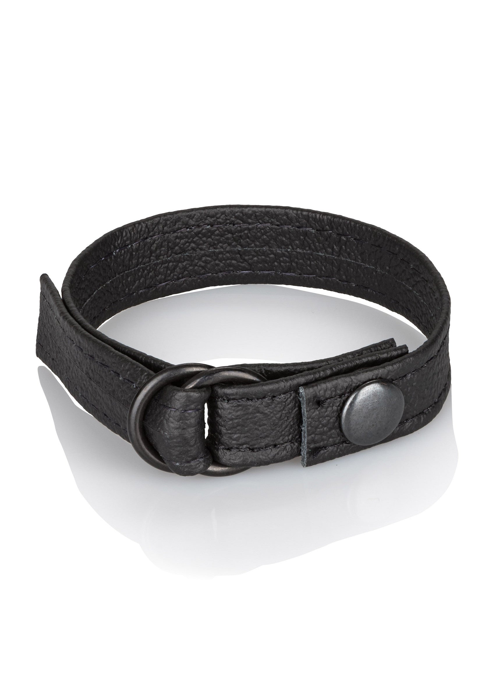 Bracelet en cuir noir réglable avec bouton pression. Accessoire de mode élégant et discret.; Zwarte leren armband verstelbaar met drukknoop. Stijlvol en discreet modeaccessoire.; Adjustable black leather bracelet with snap button. Stylish and discreet fashion accessory.