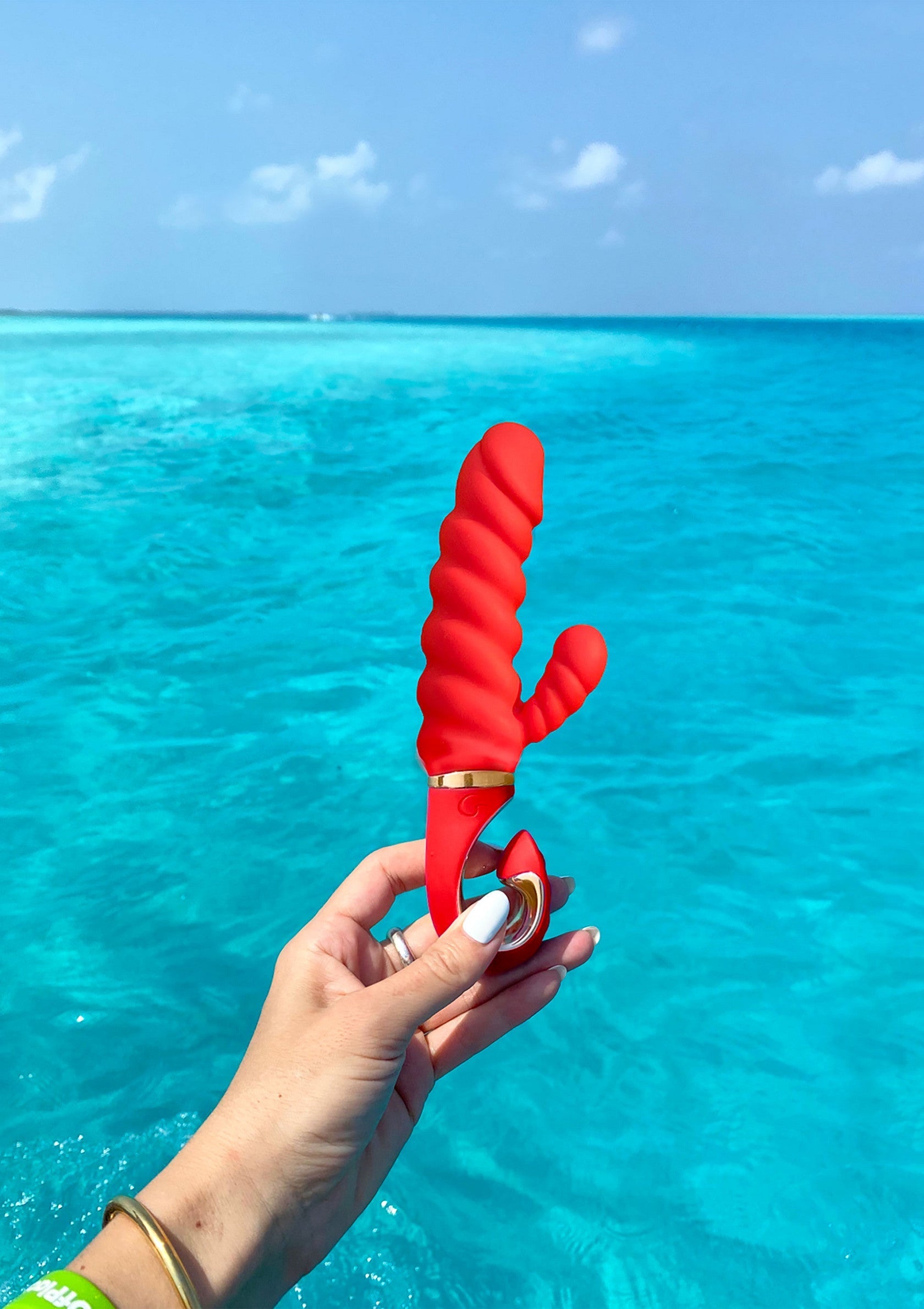 Vibrateur rouge torsadé pour le plaisir. Jouet pour adultes de haute qualité pour des moments intimes.; Gedraaide rode vibrator voor genot. Hoogwaardig speeltje voor volwassenen voor intieme momenten.; Twisted red vibrator for pleasure. High-quality adult toy for intimate moments.